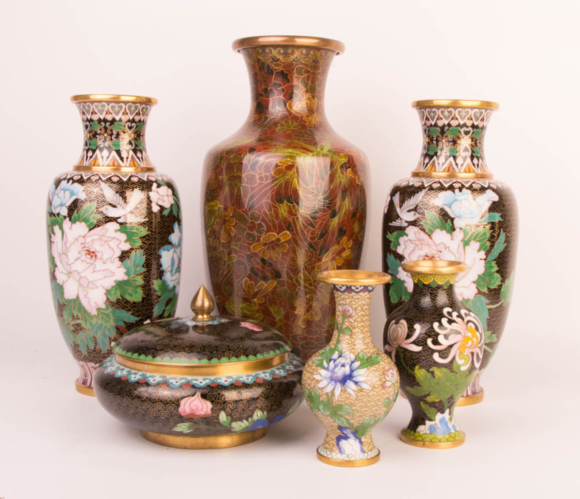 Cloisonnée-Vasen und Deckeldose, China.