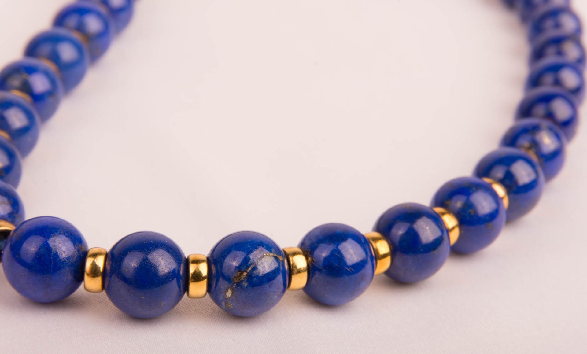 Long lapis lazuli necklace, 750/585 yellow gold. - Image 4 of 5