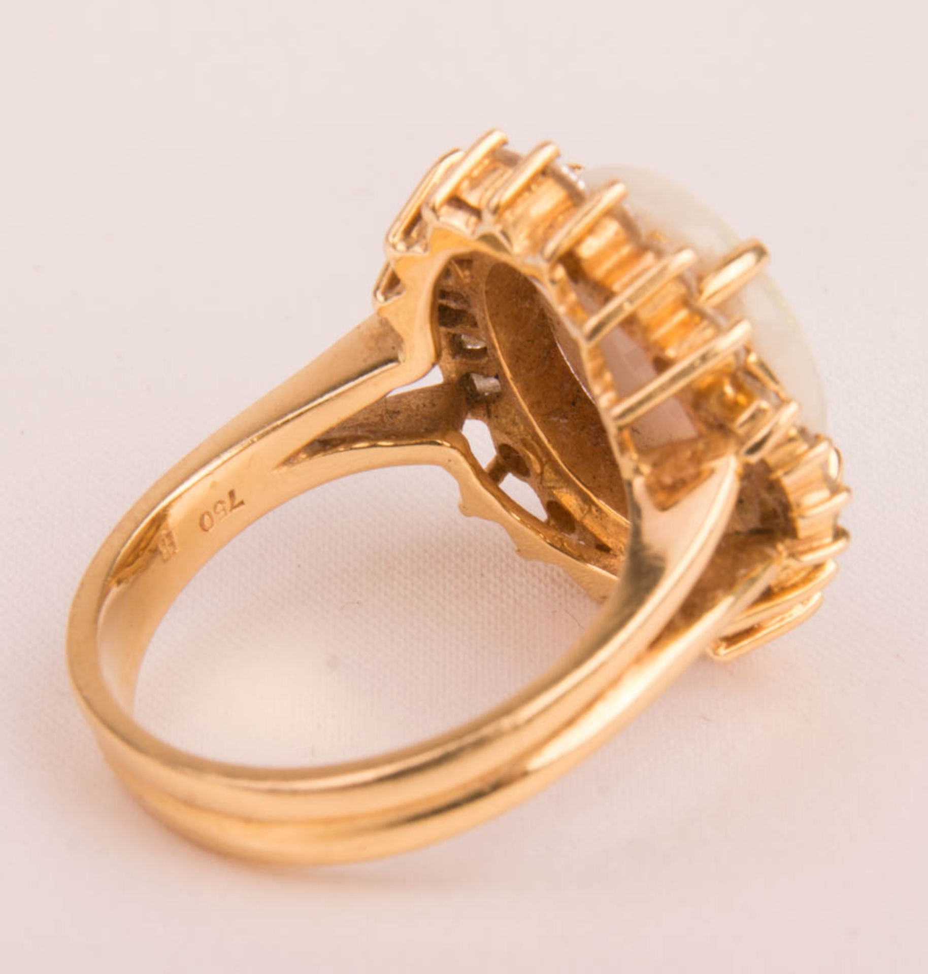 Ring mit Opaldoublette und Diamanten, 750er Gelbgold. - Bild 4 aus 5