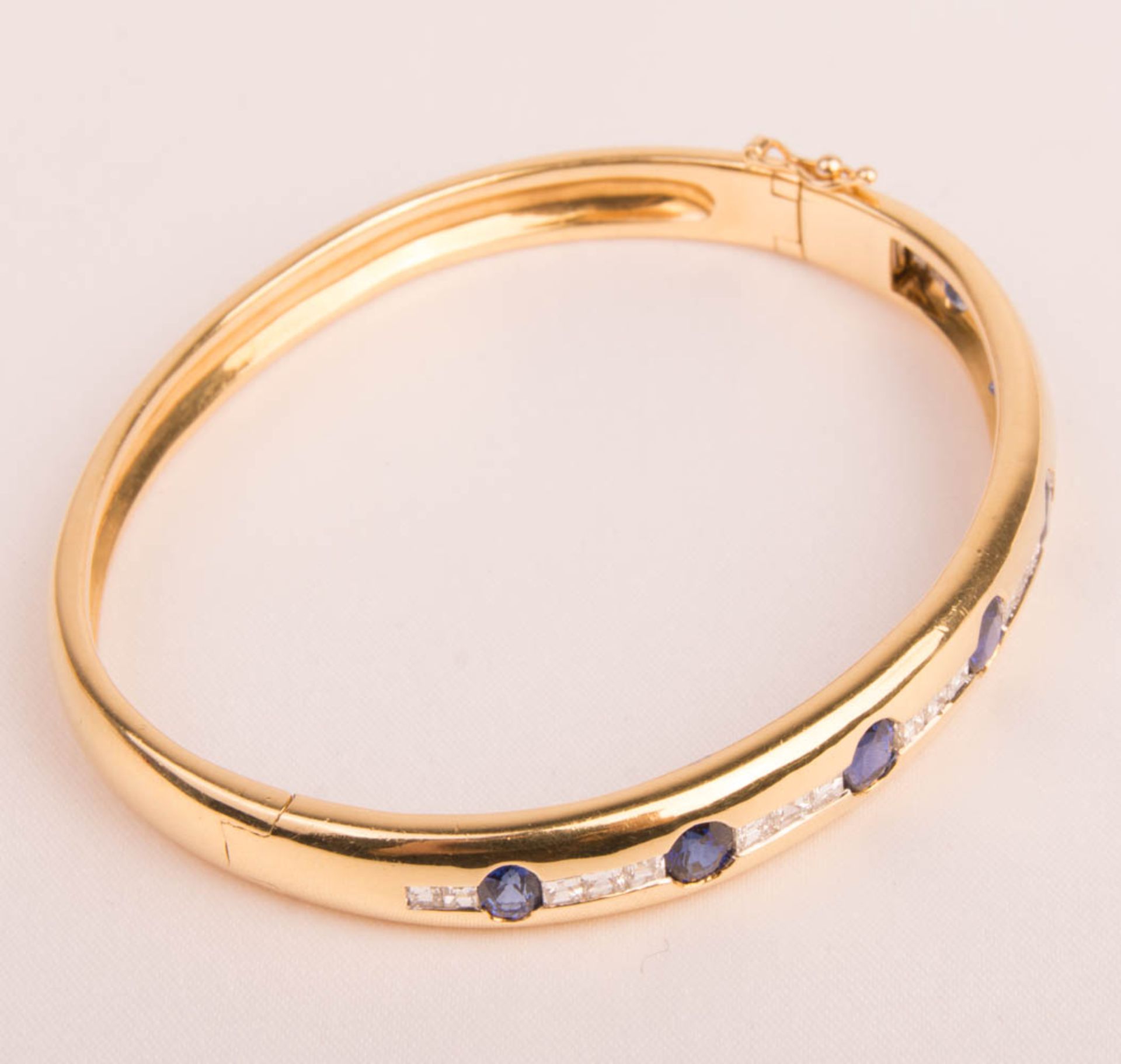 Wempe, bangle with sapphires and diamonds, 750 yellow gold. - Image 7 of 8