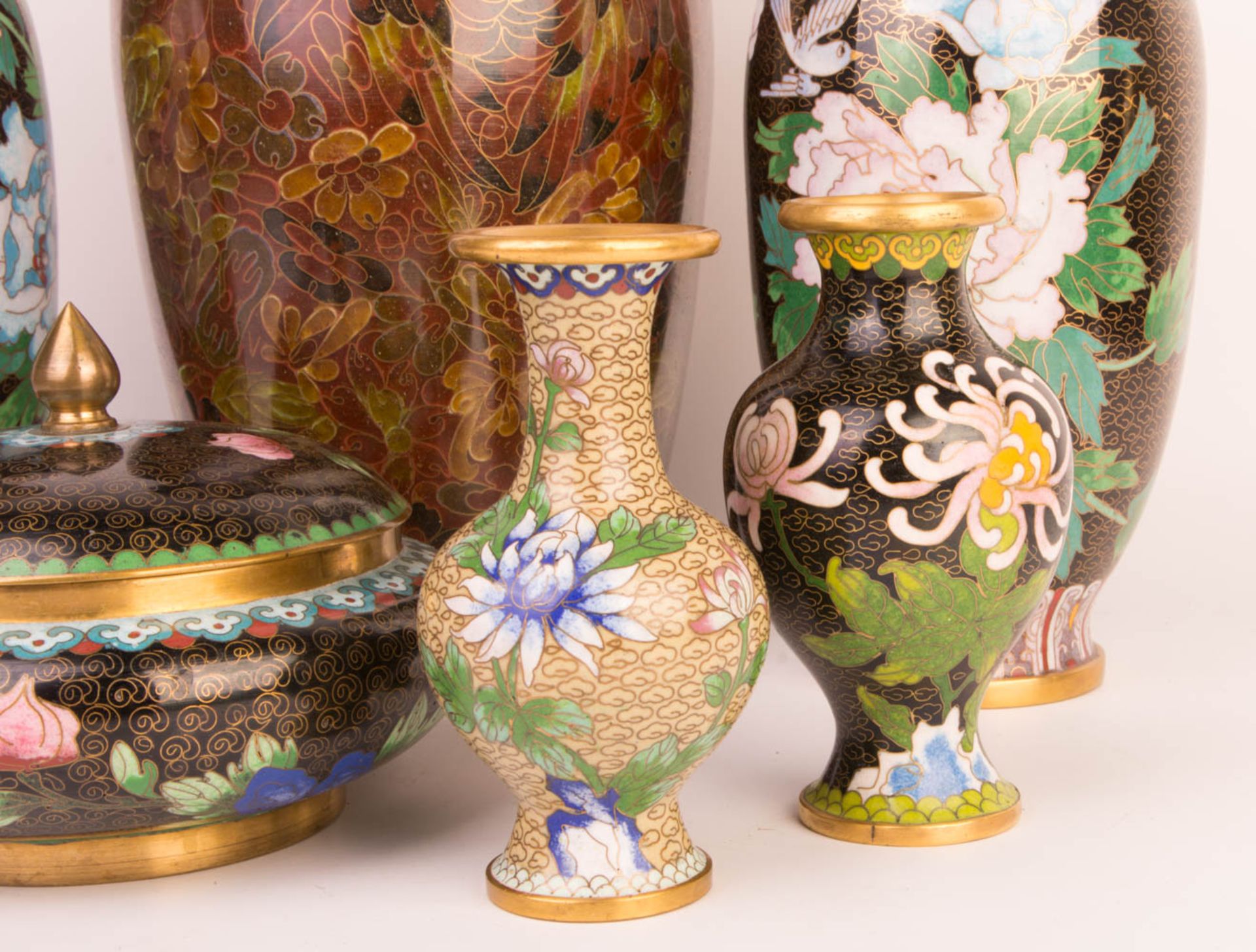 Cloisonnée-Vasen und Deckeldose, China. - Bild 3 aus 12