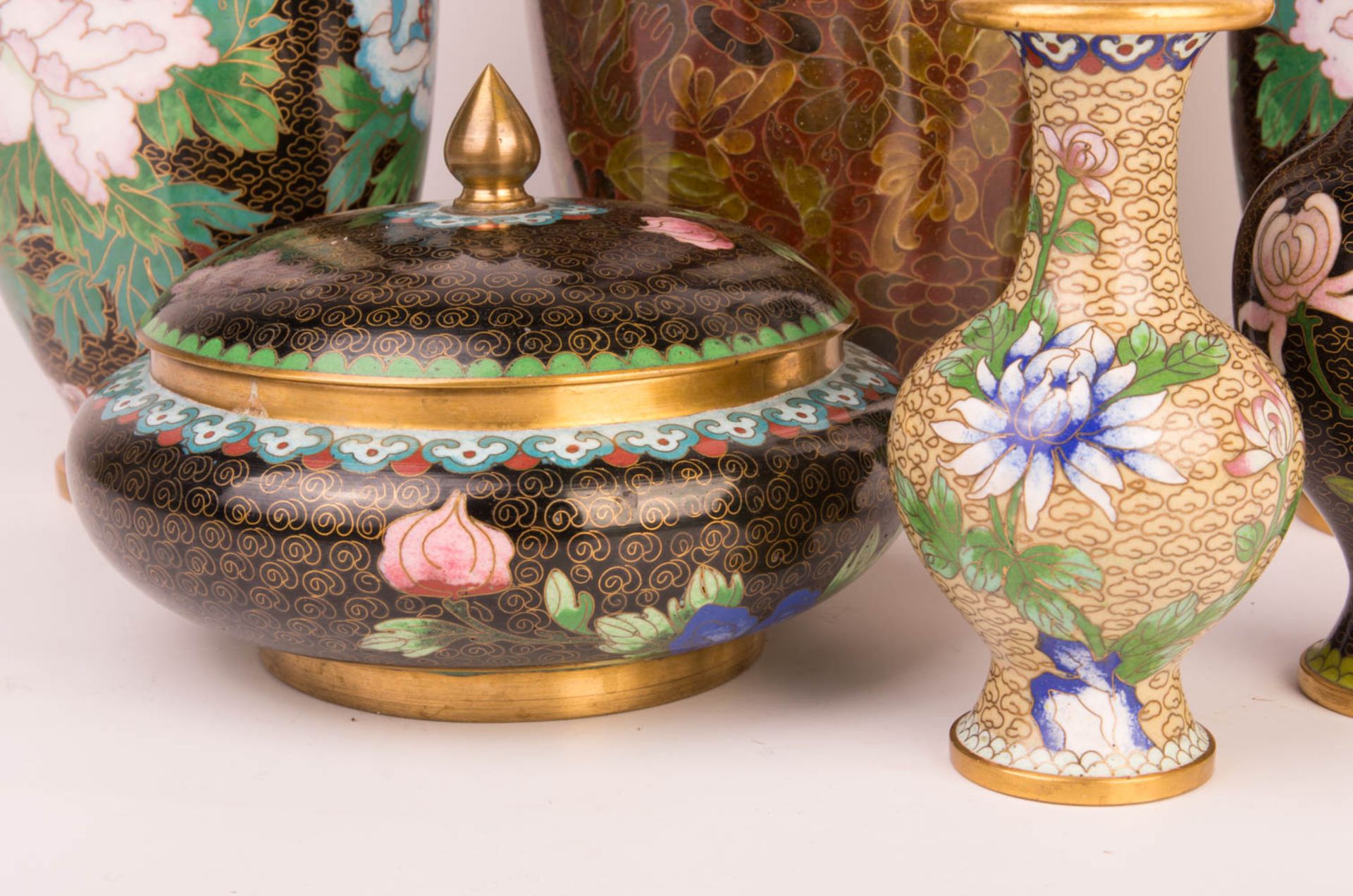Cloisonnée-Vasen und Deckeldose, China. - Bild 2 aus 12