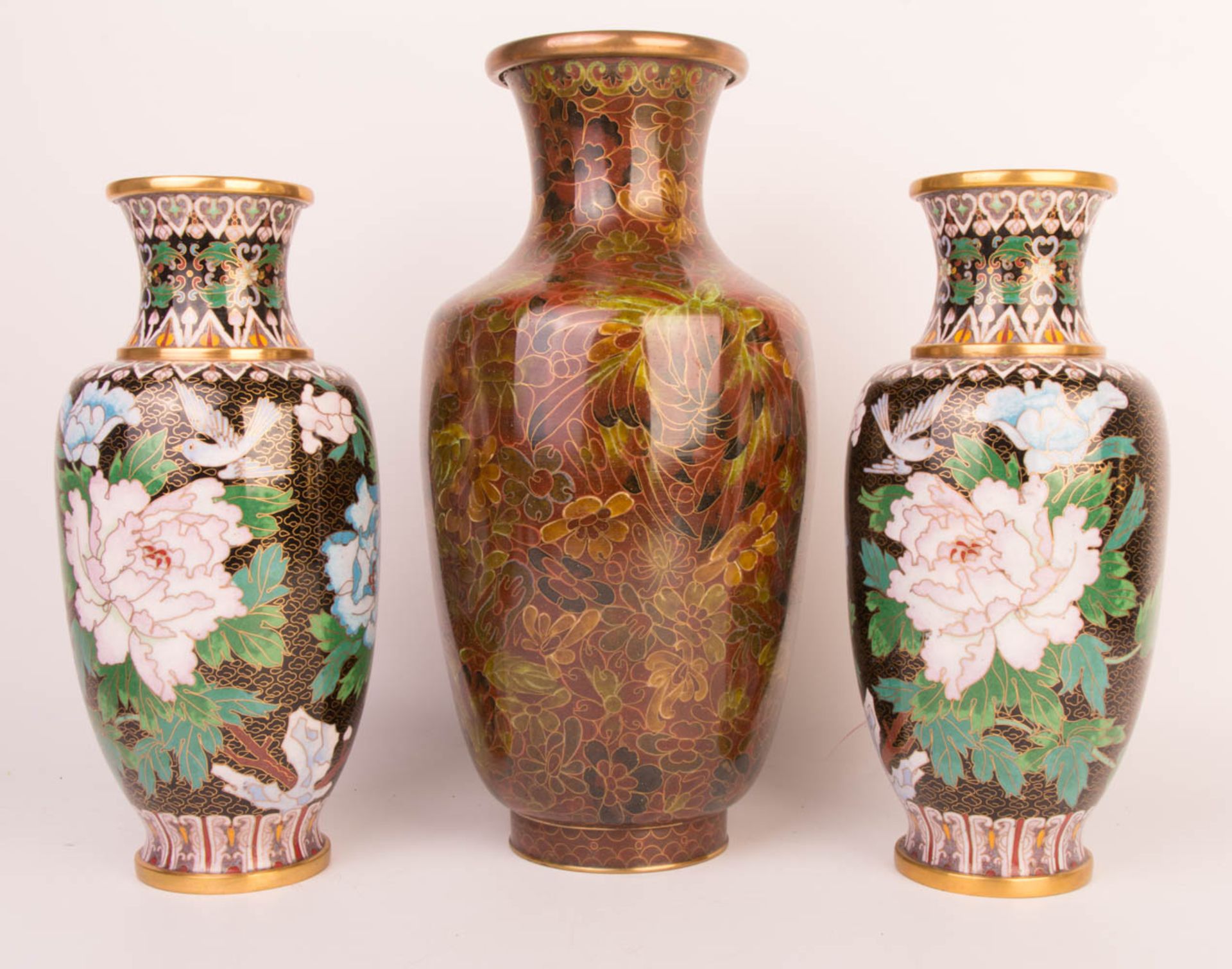 Cloisonnée-Vasen und Deckeldose, China. - Bild 7 aus 12