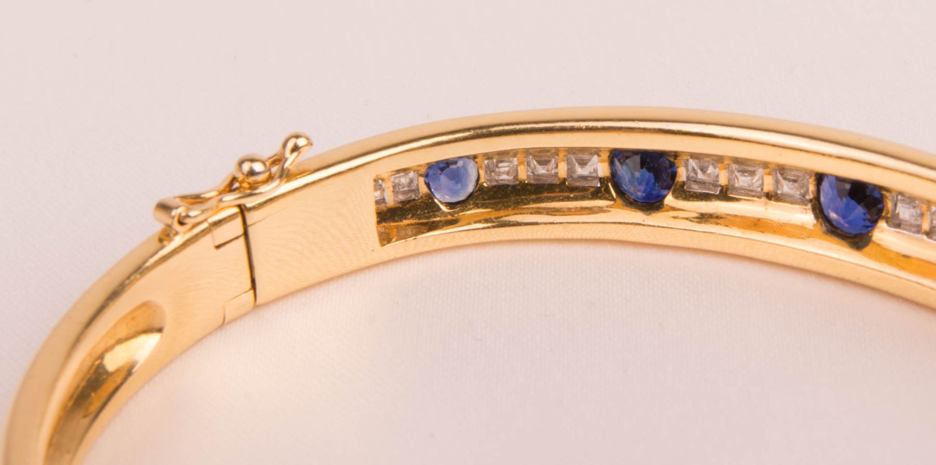 Wempe, bangle with sapphires and diamonds, 750 yellow gold. - Image 6 of 8