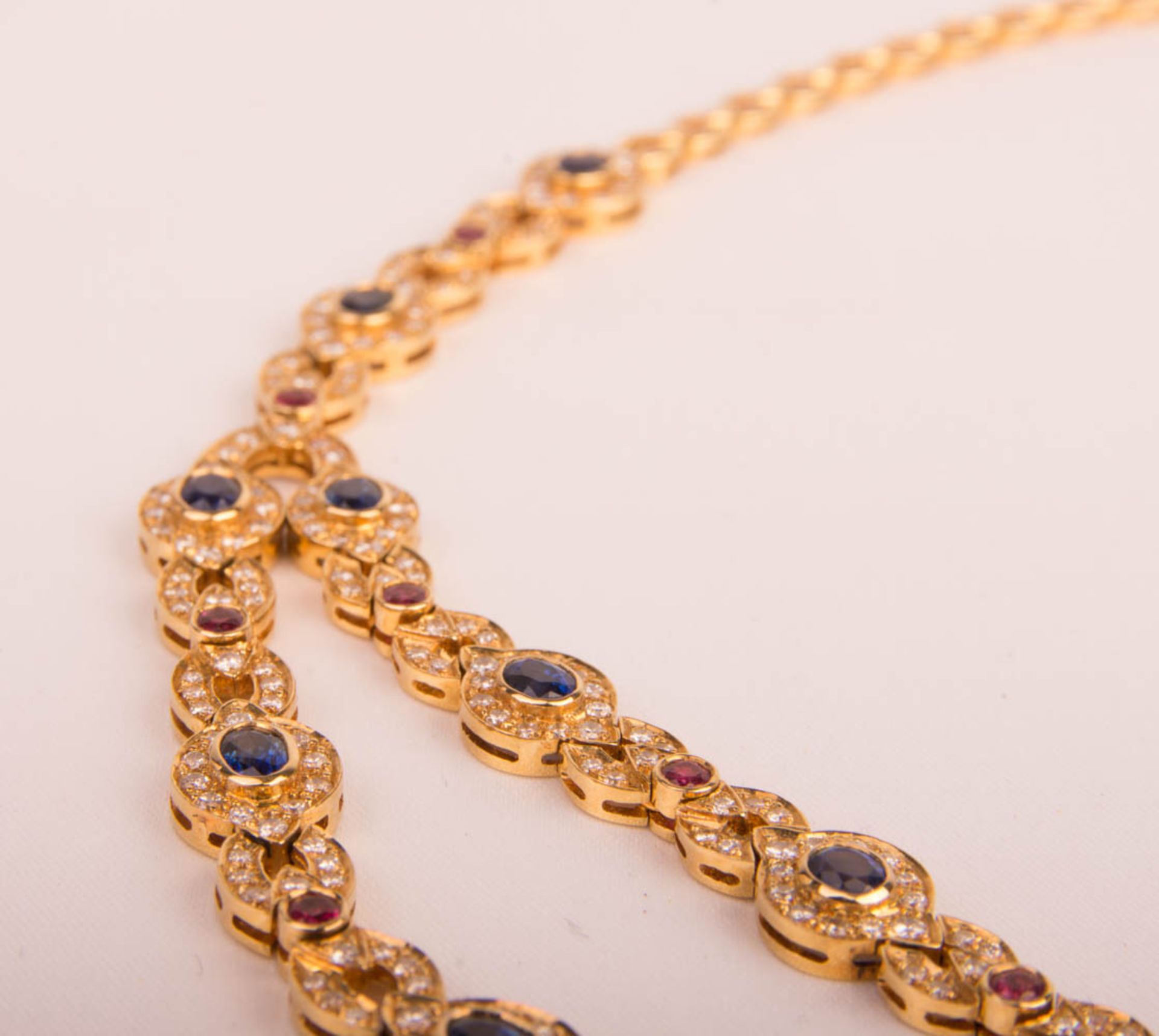 Collier mit Edelsteinen und Brillanten, 750er Gelbgold. - Bild 2 aus 6