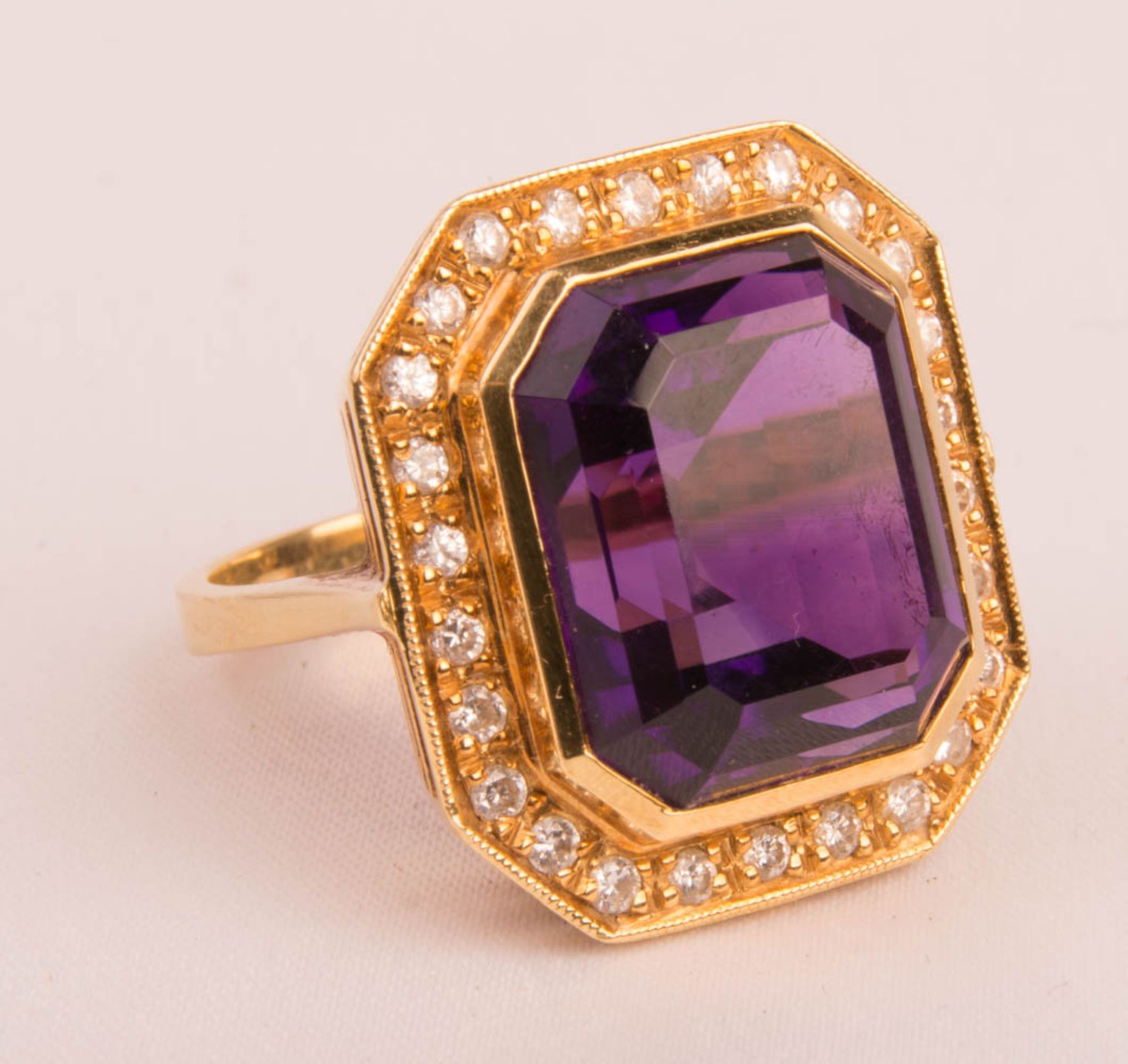 Ring with amethyst and diamonds, 750 yellow gold.