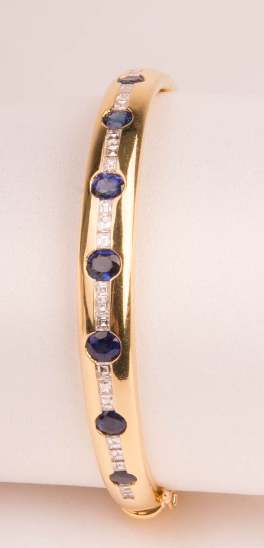 Wempe, bangle with sapphires and diamonds, 750 yellow gold. - Image 2 of 8