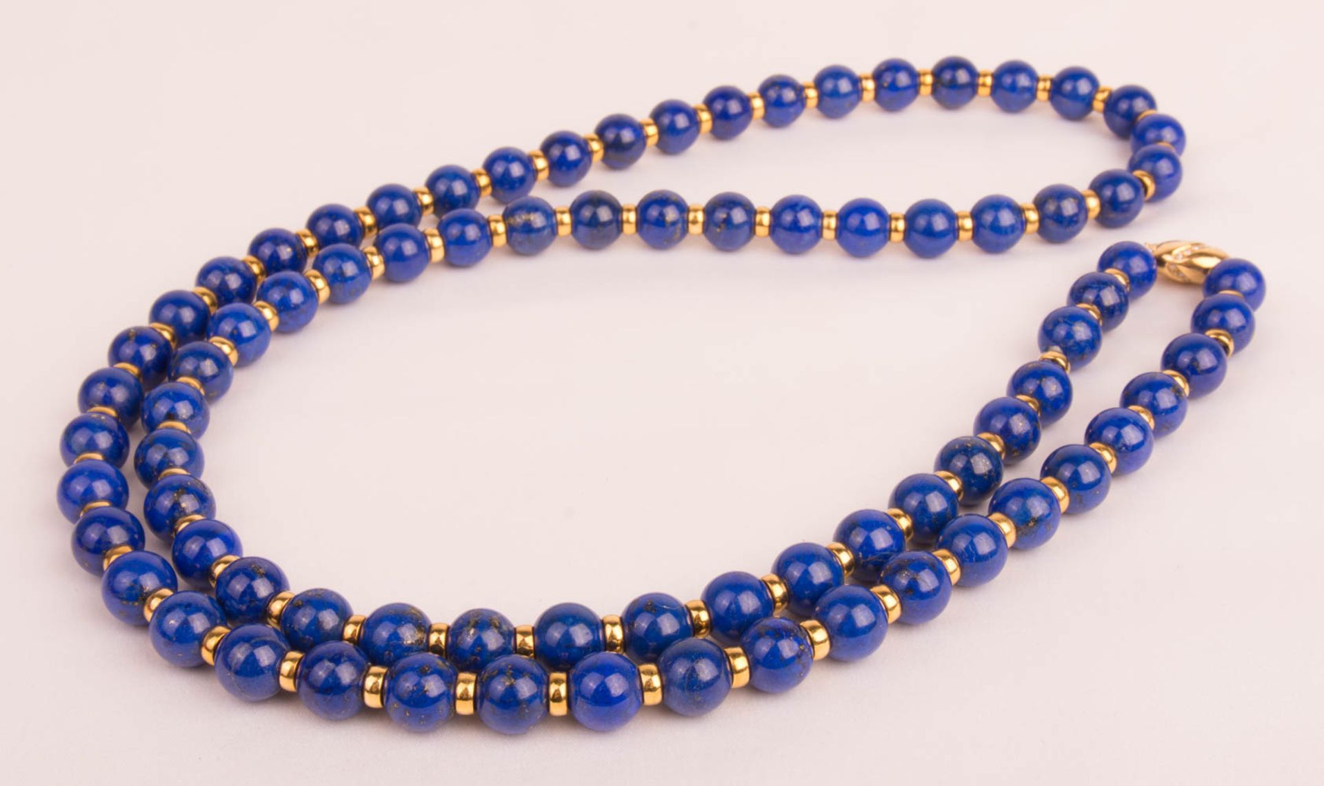 Long lapis lazuli necklace, 750/585 yellow gold.