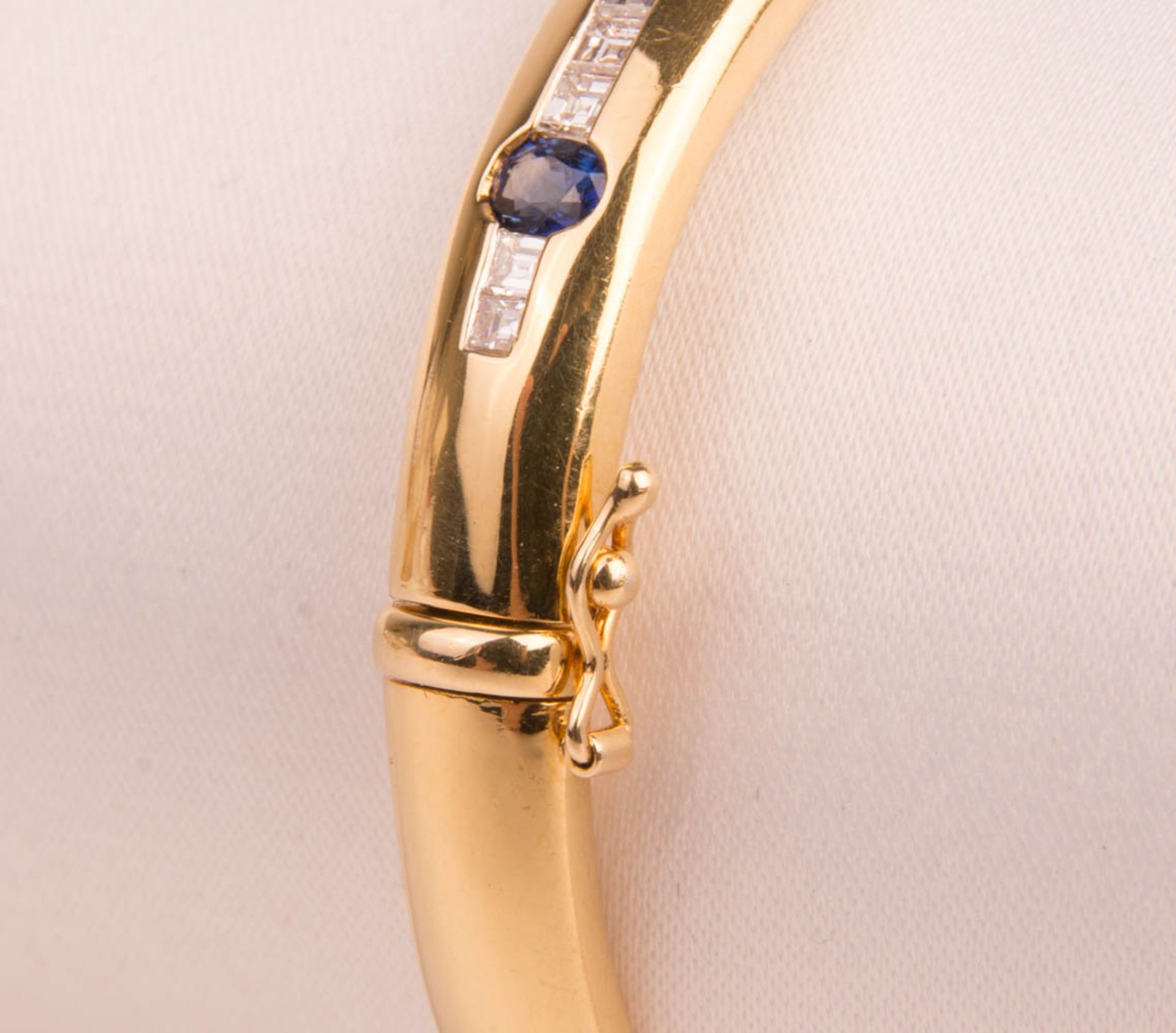 Wempe, bangle with sapphires and diamonds, 750 yellow gold. - Image 4 of 8
