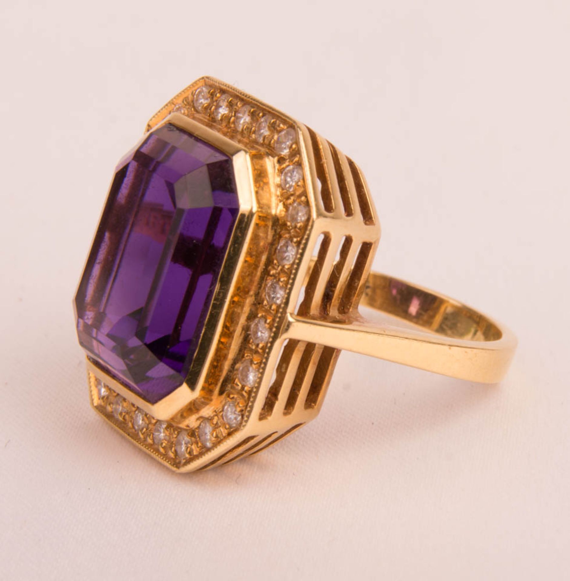 Ring mit Amethyst und Brillanten, 750er Gelbgold. - Bild 2 aus 6