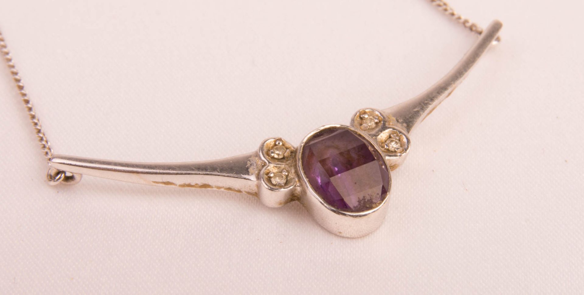 Halskette mit violettem Edelstein, Friedrich Binder, 585er Weißgold. - Bild 2 aus 4