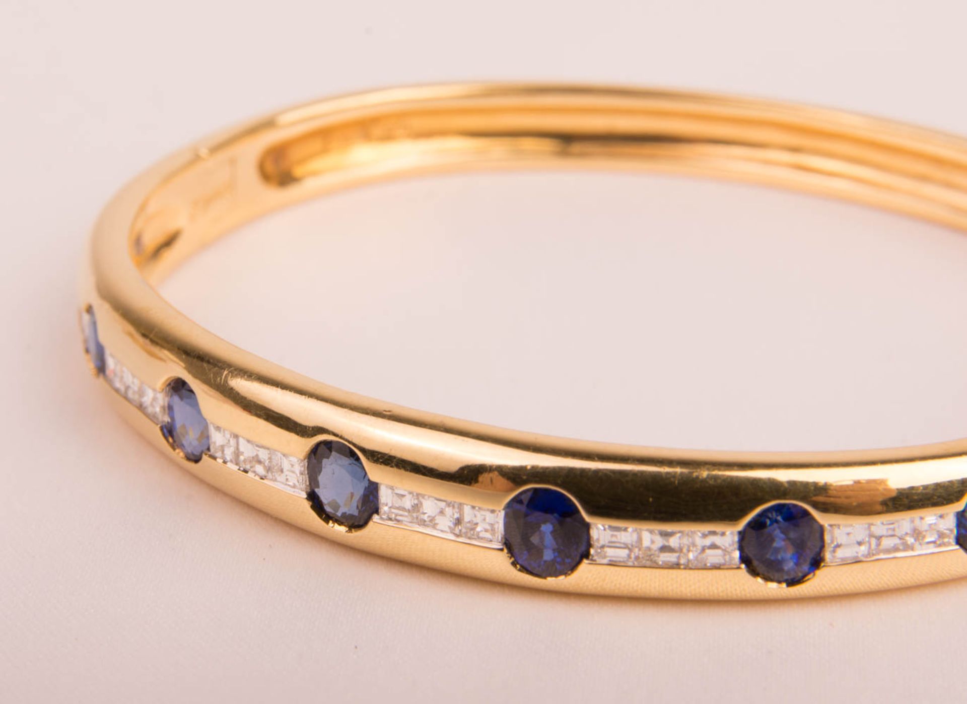 Wempe, bangle with sapphires and diamonds, 750 yellow gold.