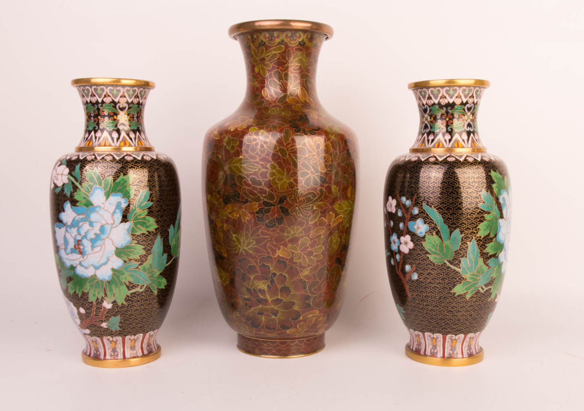 Cloisonnée-Vasen und Deckeldose, China. - Bild 8 aus 12