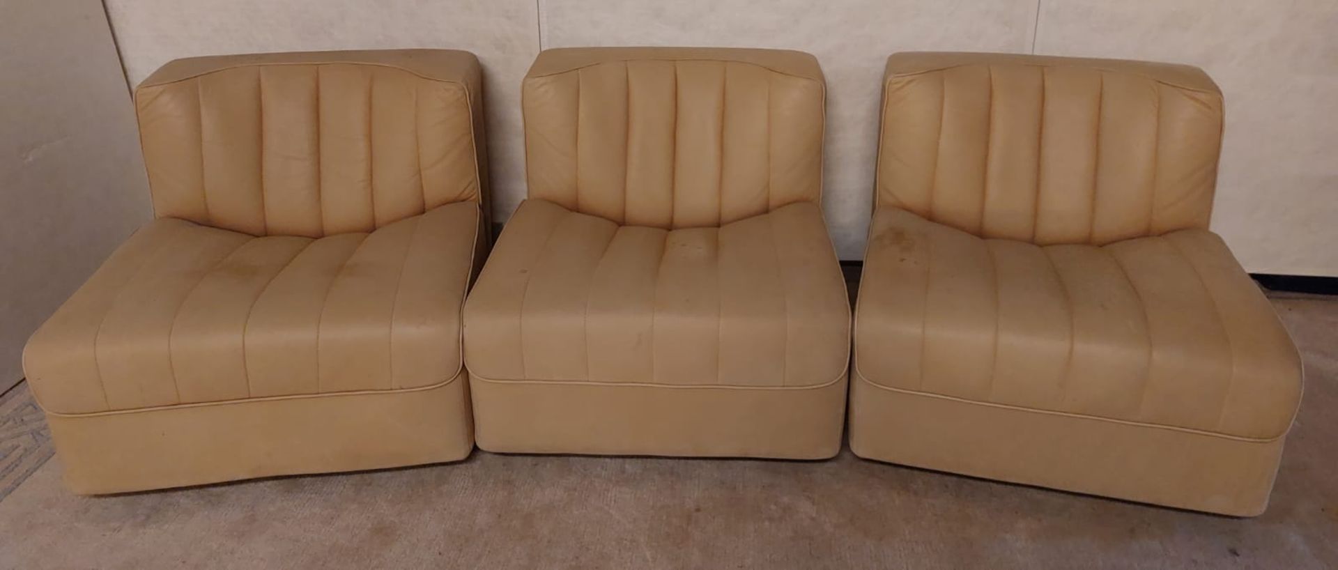 Drei modulare Sessel, Leder, um 1970. - Bild 2 aus 10