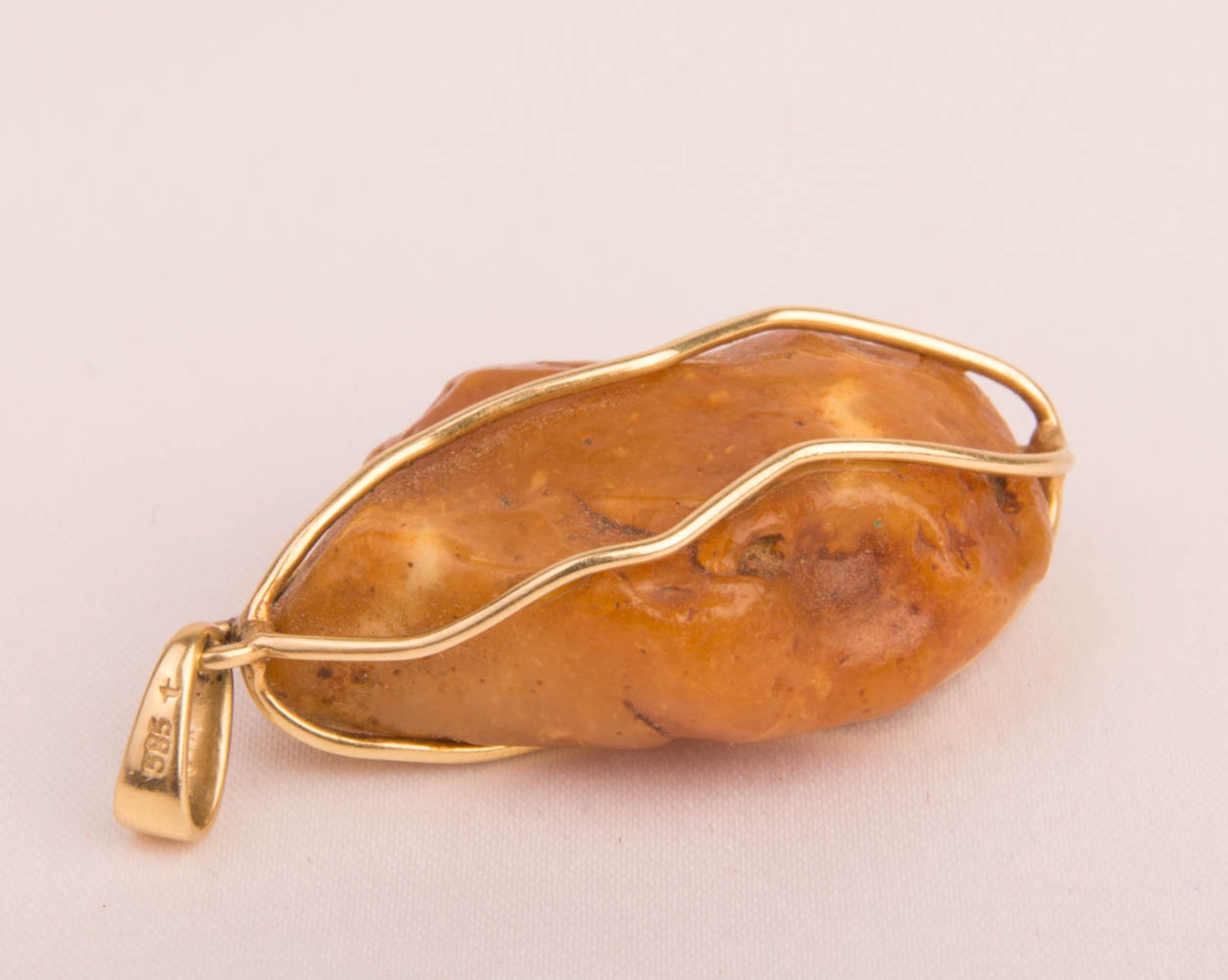 Tilo Treuter, natural amber pendant, 585 yellow gold. - Image 3 of 3