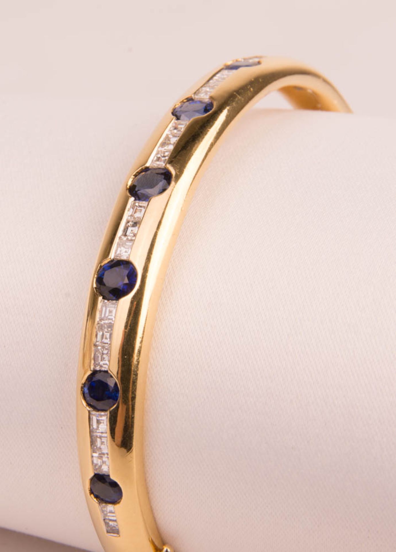 Wempe, bangle with sapphires and diamonds, 750 yellow gold. - Image 3 of 8