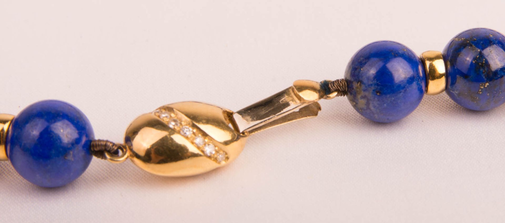 Long lapis lazuli necklace, 750/585 yellow gold. - Image 5 of 5