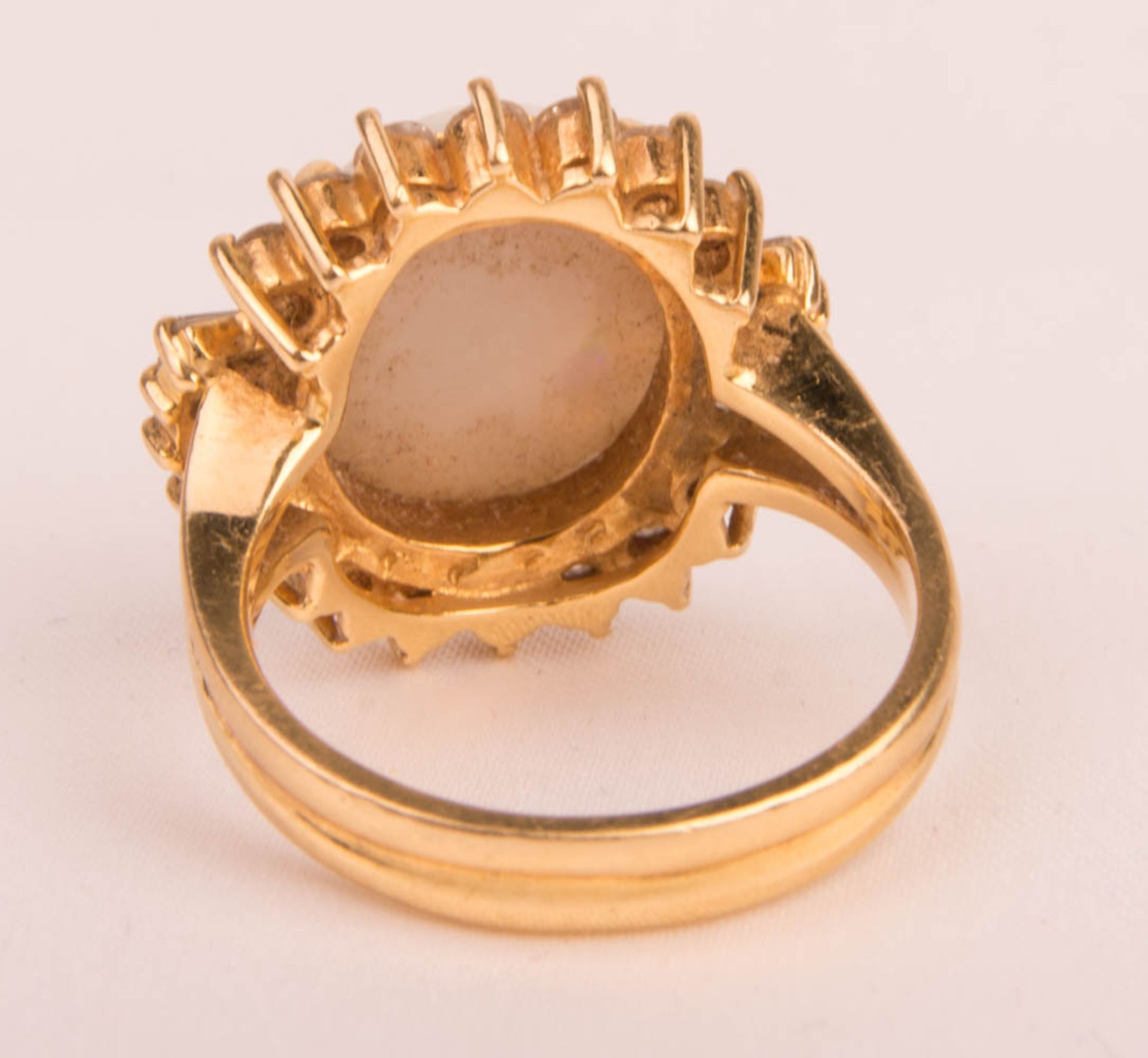 Ring mit Opaldoublette und Diamanten, 750er Gelbgold. - Bild 5 aus 5