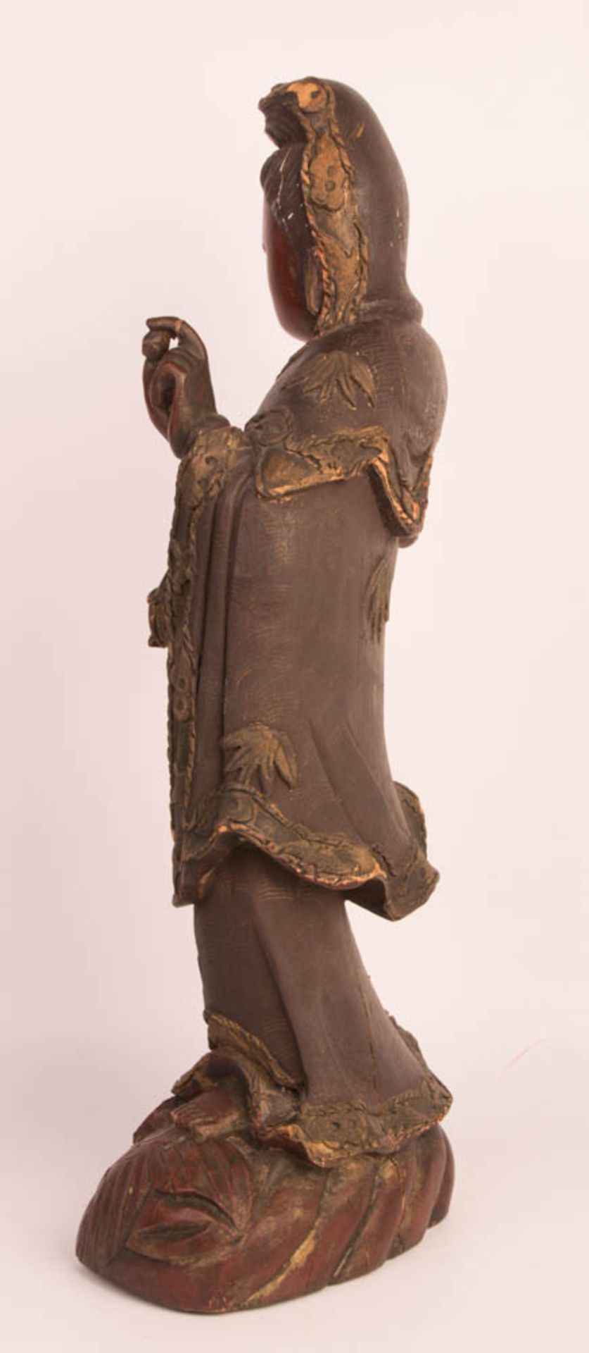 Bodhisattva/ Guanyin mit Lotus, Holzfigur, China. - Bild 2 aus 8