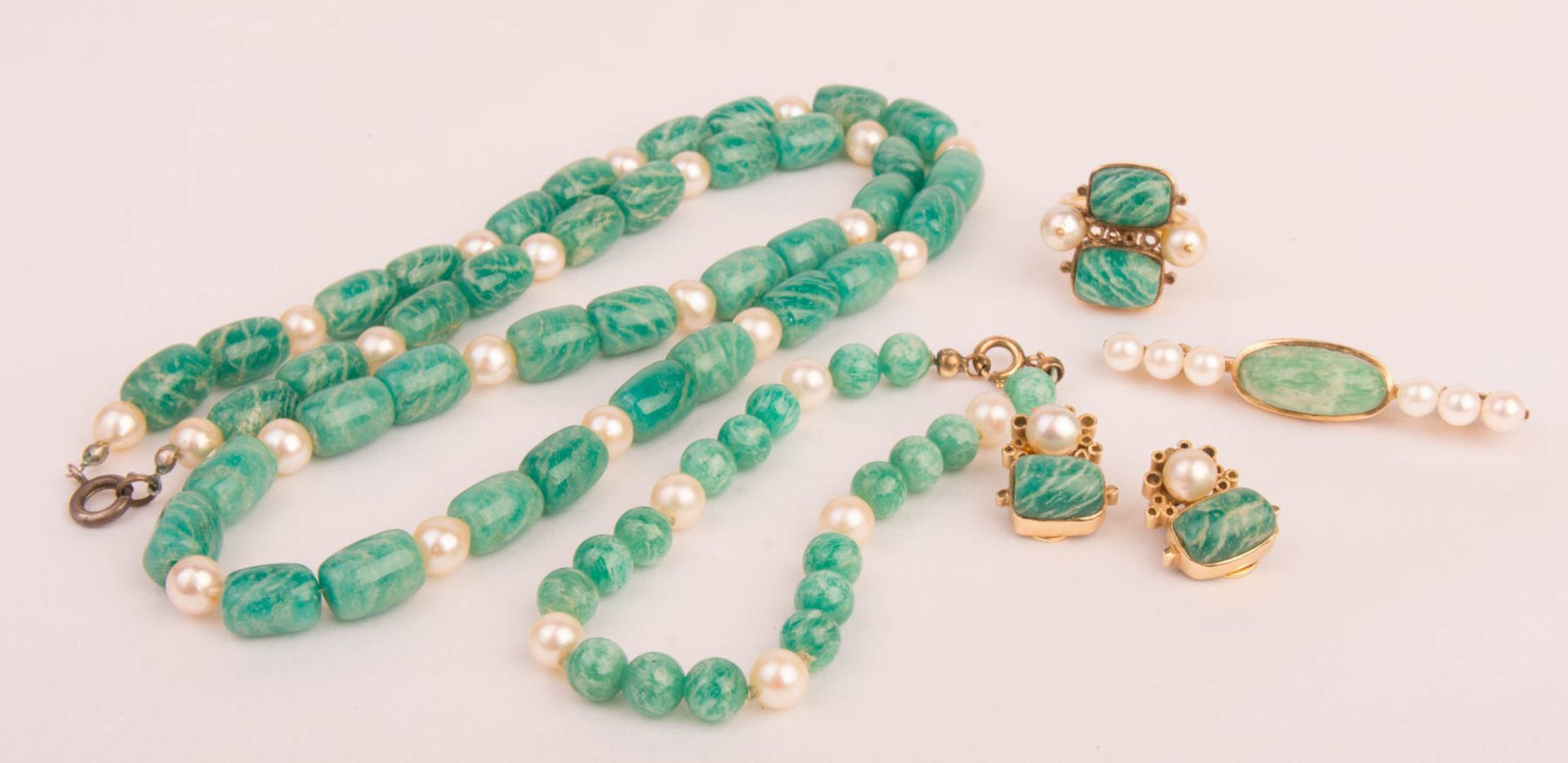 Jewelry set with pearls and gemstones, 585 yellow gold.