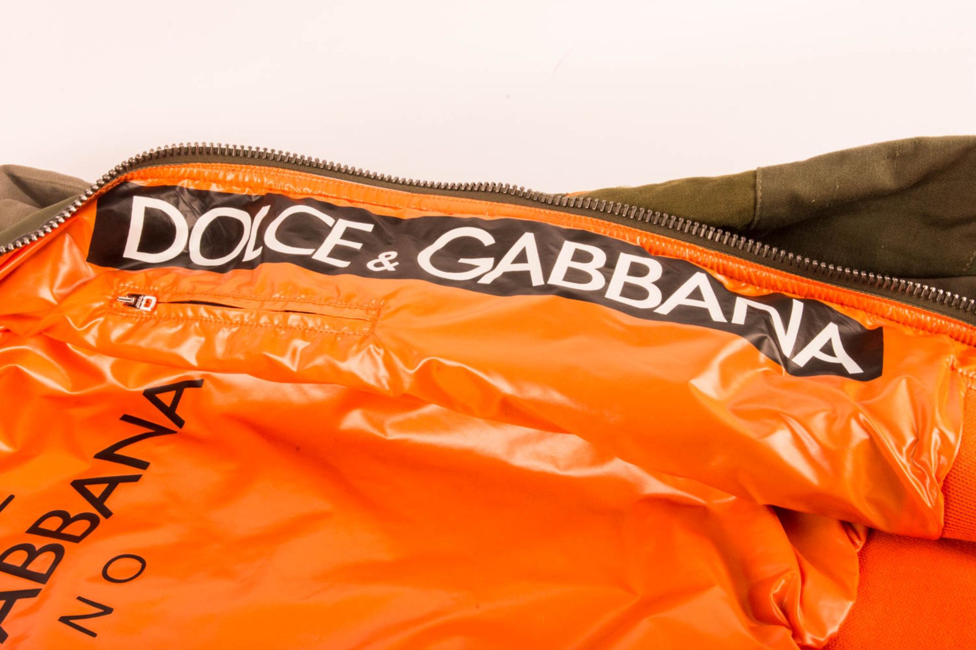 Dolce & Gabbana, Bomberjacke in Khaki, mit oranenen und grauen Applikationen. - Bild 5 aus 5