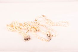 Mehrere Perlenketten mit Weißgoldschließe