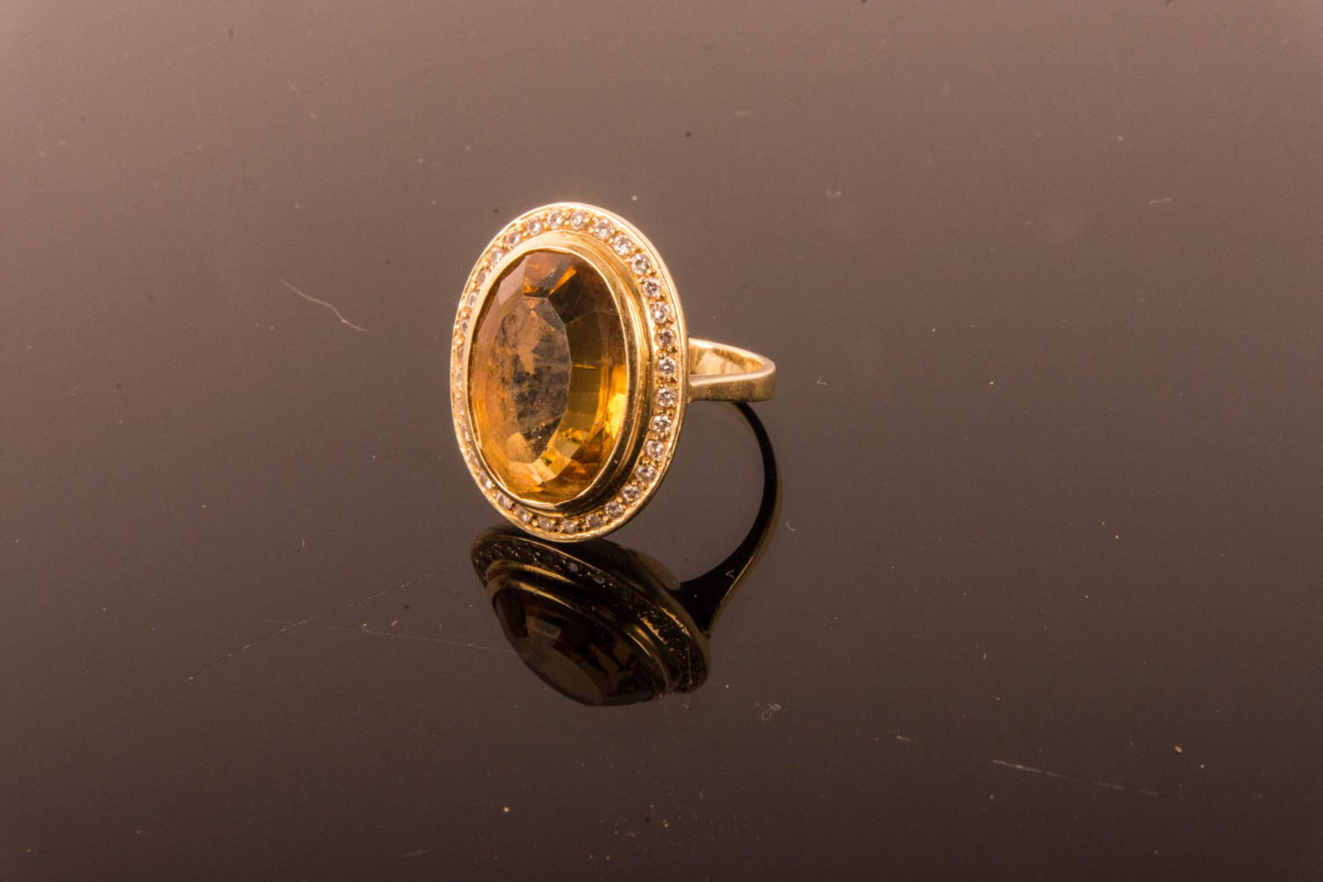 Ring mit auffälligem Edelstein und Brillanten, 750er Gelbgold.