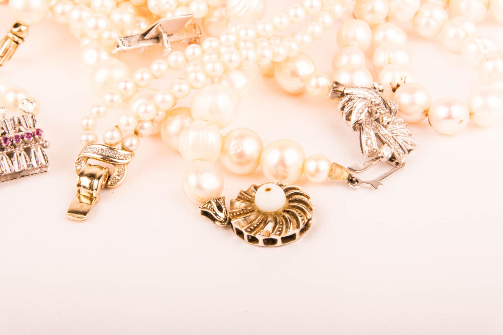 Mehrere Perlenketten mit Weißgoldschließe - Bild 3 aus 6