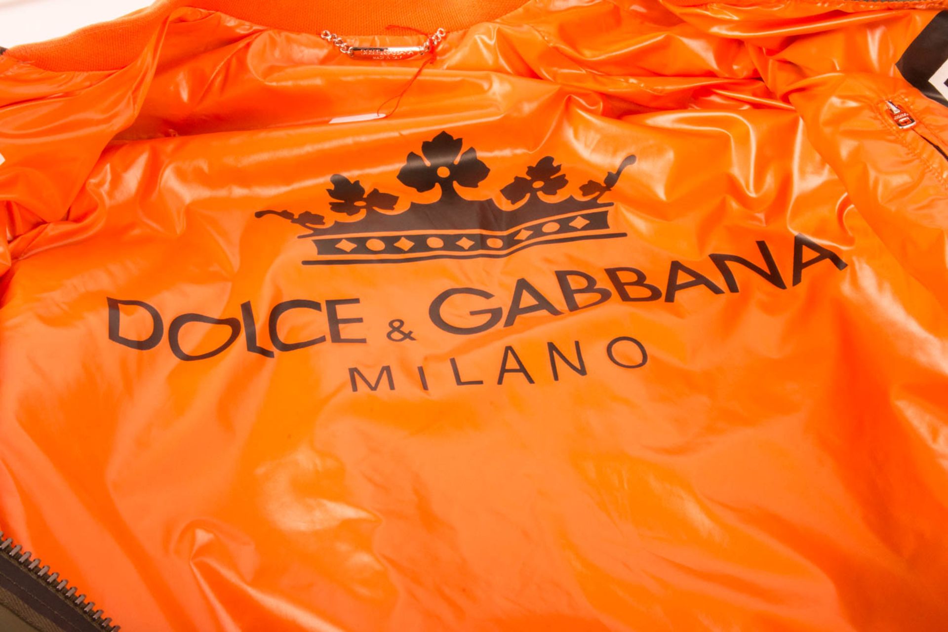 Dolce & Gabbana, Bomberjacke in Khaki, mit oranenen und grauen Applikationen. - Bild 4 aus 5