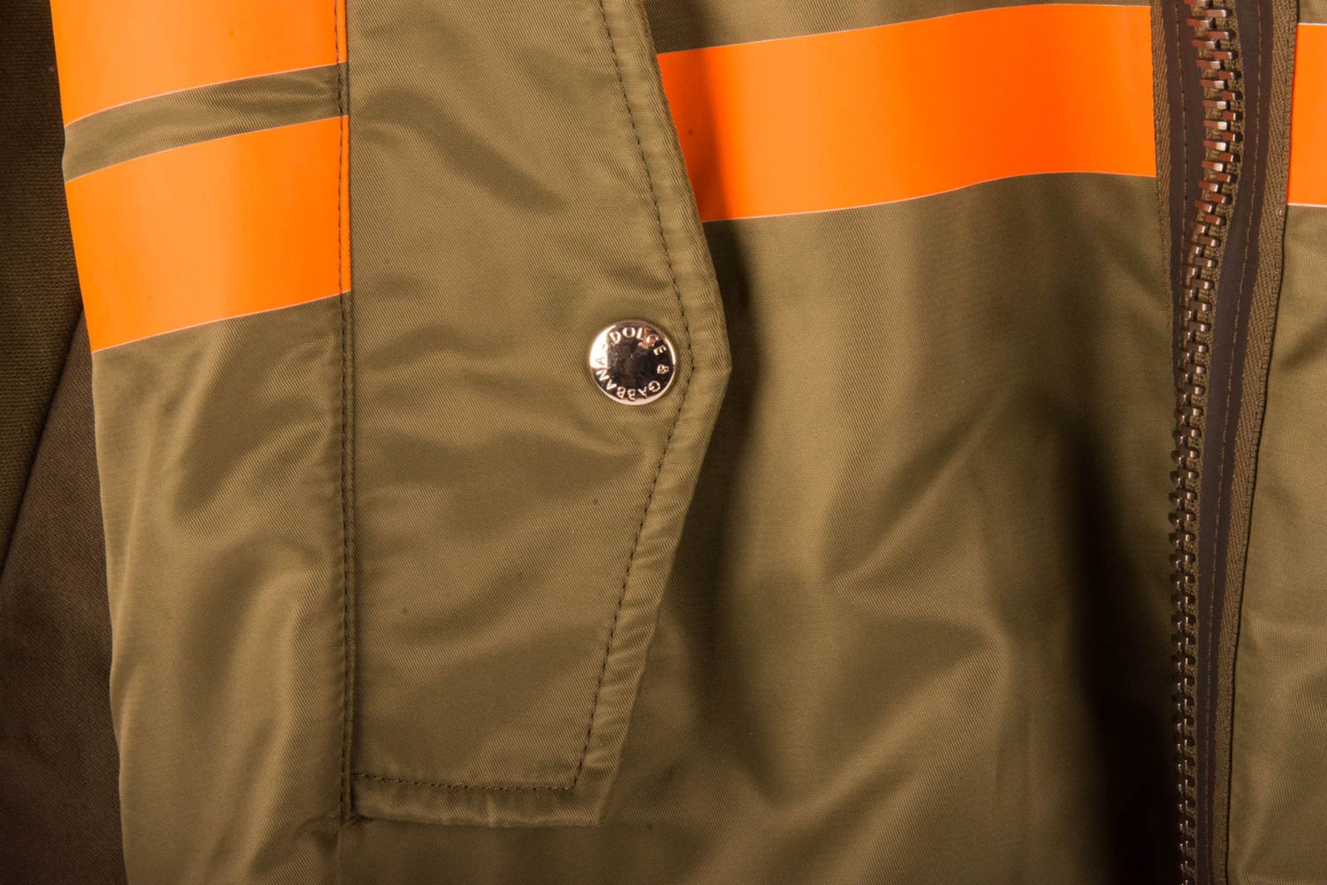 Dolce & Gabbana, Bomberjacke in Khaki, mit oranenen und grauen Applikationen. - Image 2 of 5