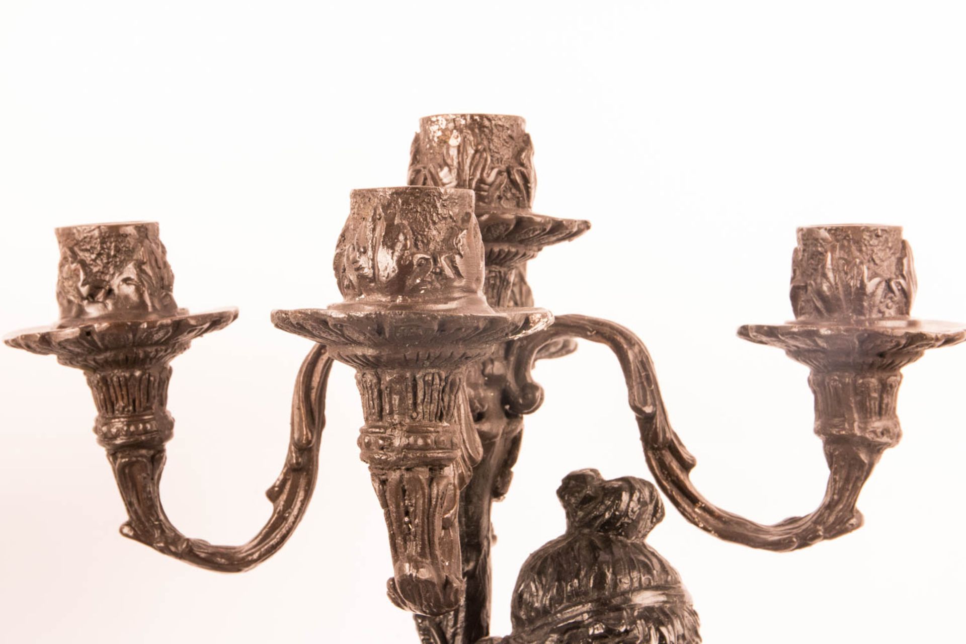 Ein Paar fünfarmige Kandelabern aus Bronze - Bild 5 aus 8