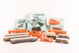 Konvolut von Märklin Loks Wagons usw