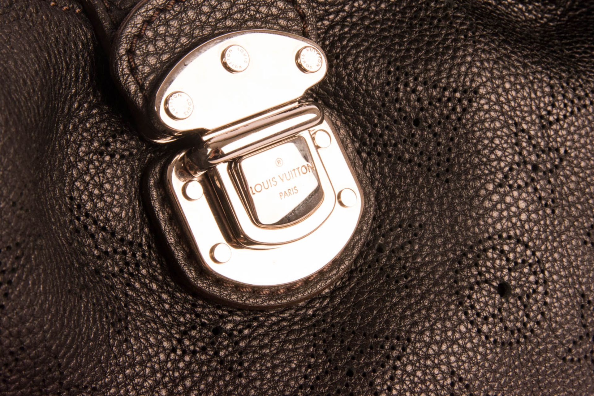 Louis Vuitton, Beuteltasche "Mahina" - Bild 2 aus 7