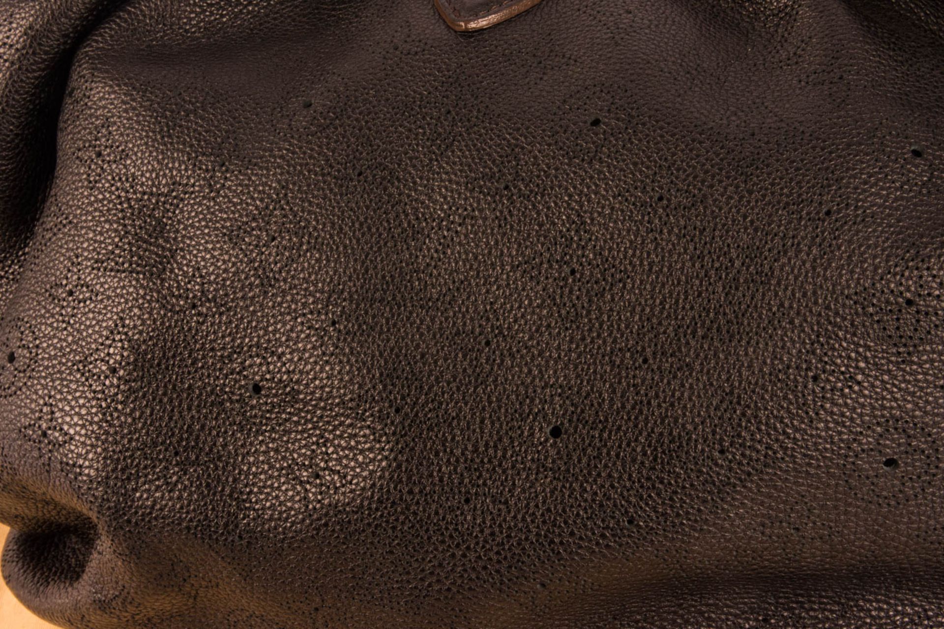 Louis Vuitton, Beuteltasche "Mahina" - Bild 3 aus 7