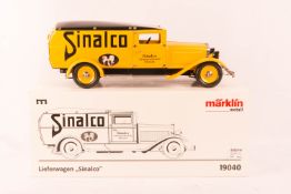Märklin Metall 19040, Lieferwagen SINALCO 1:18, gelb/schwarz, in OVP unbespielt