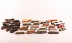 Konvolut von Märklin Modelleisenbahn HO, mit 9 Loks, 23 Personen u. Güterzügen