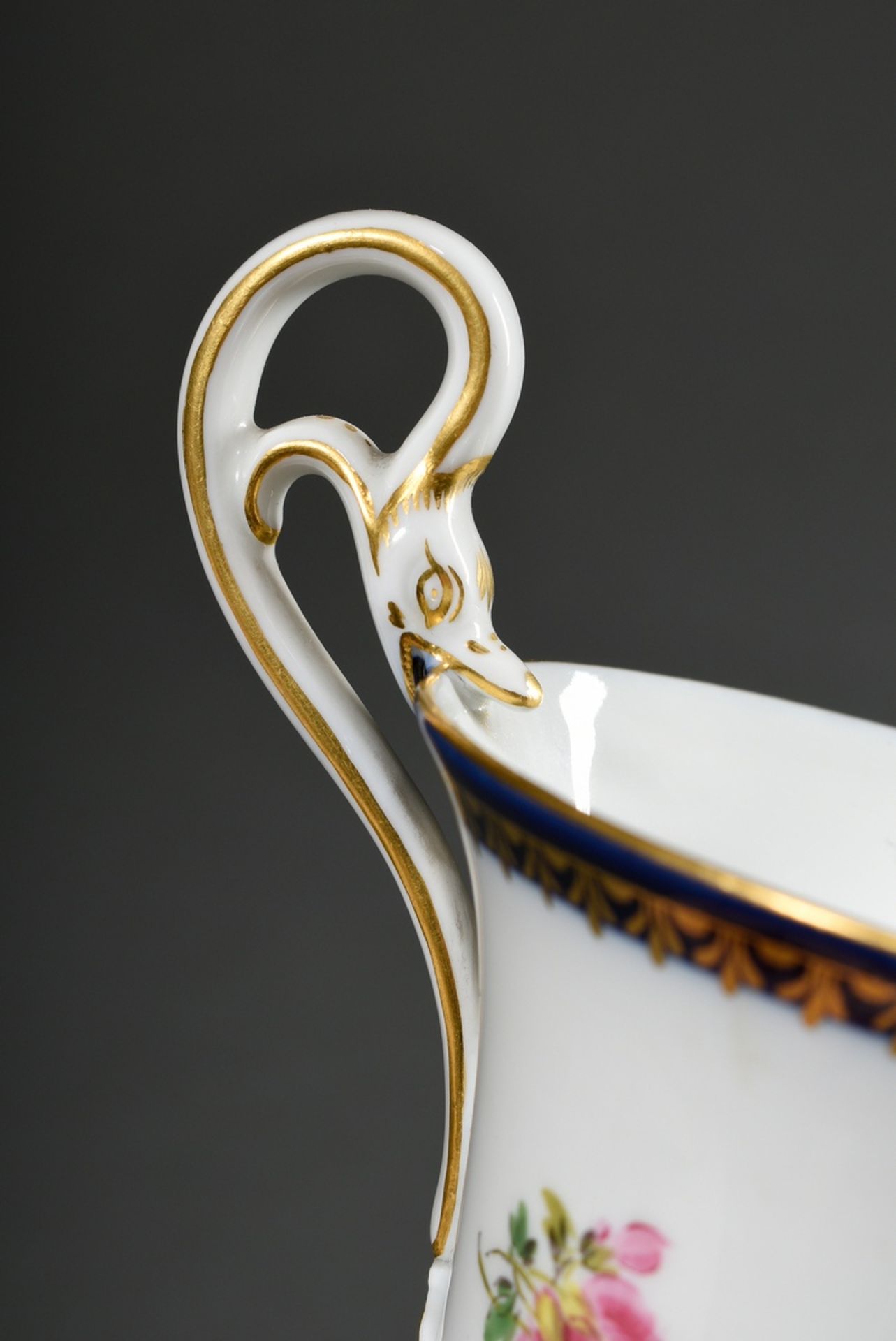 Meissen Tasse/UT in Empire Form mit polychromer Malerei "Blumenbouquet" und goldenem Galerierand au - Bild 4 aus 6