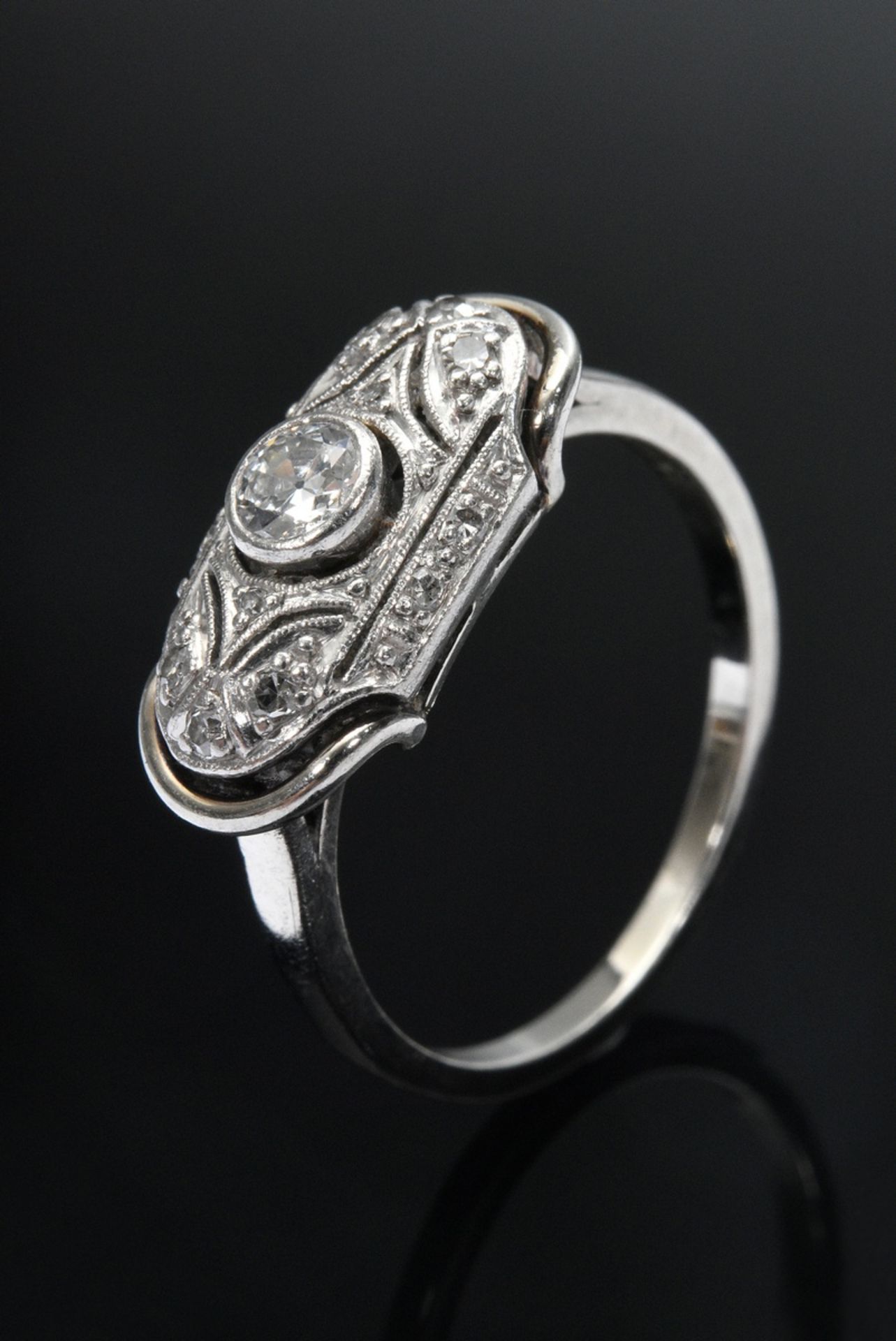 White gold 585 ring with old cut diamond (ca. 0.20ct/SI/TCR) and small octagonal diamonds, circa 19