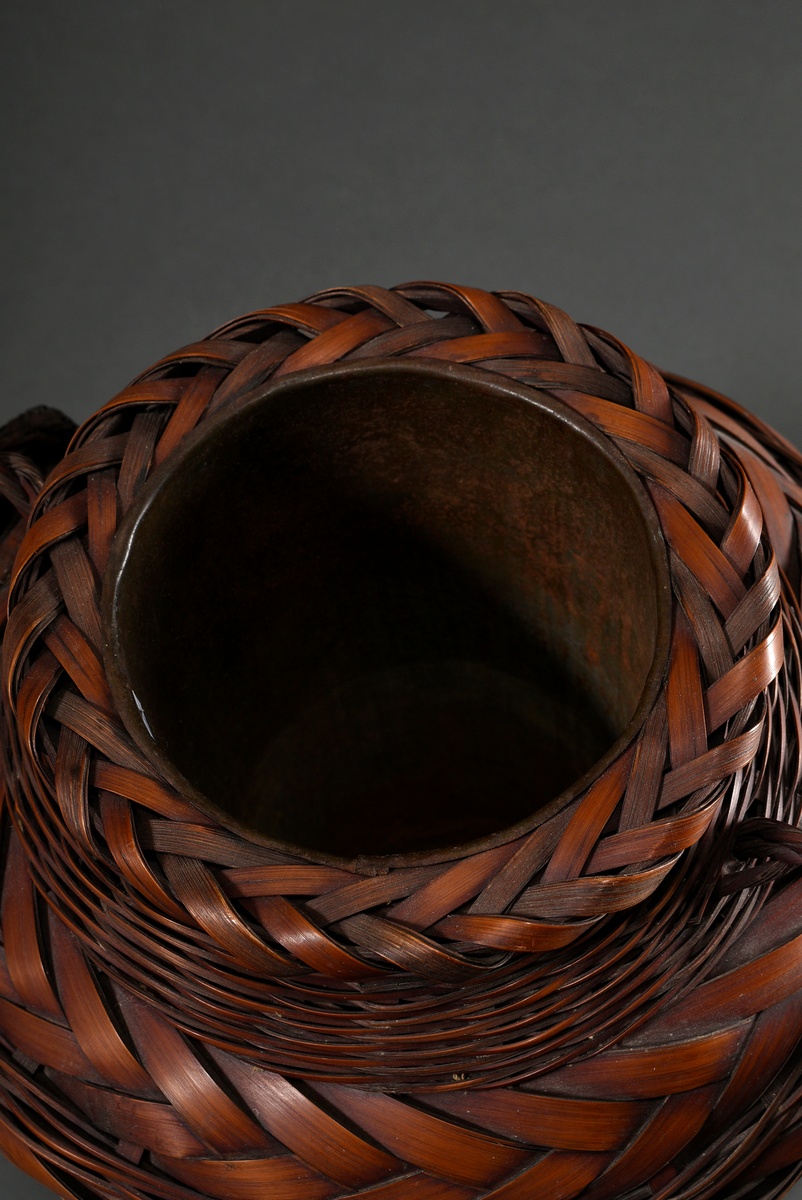 Tall Ikebana basket with handles, bamboo wickerwork, Japan Meiji/Showa period, signed, h. 26,8cm - Image 3 of 7