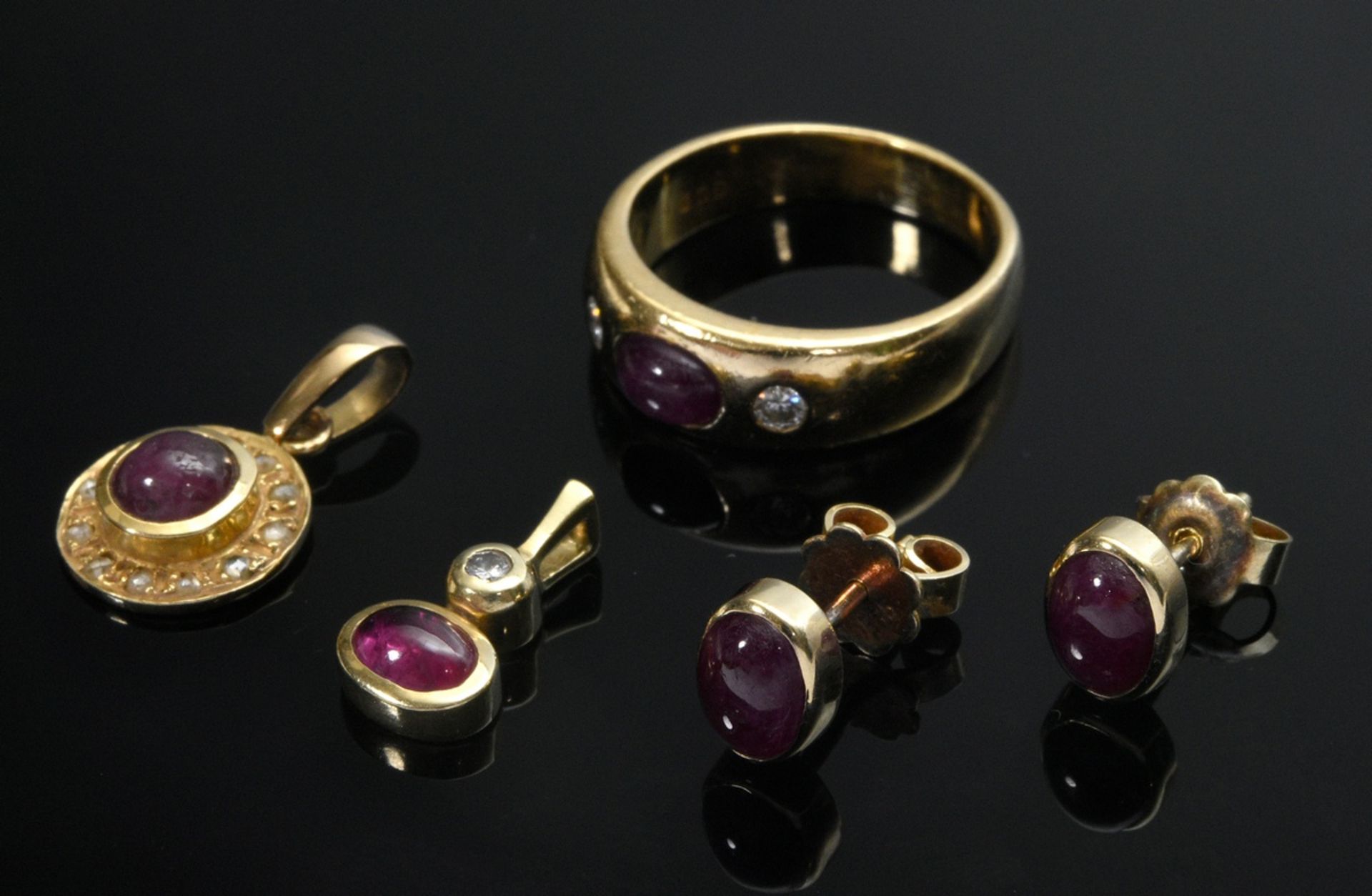 5 Teile Rubin Schmuck: Gelbgold 750 Bandring mit Rubincabochon und 2 Brillanten (zus. ca. 0.10ct/SI - Bild 2 aus 3