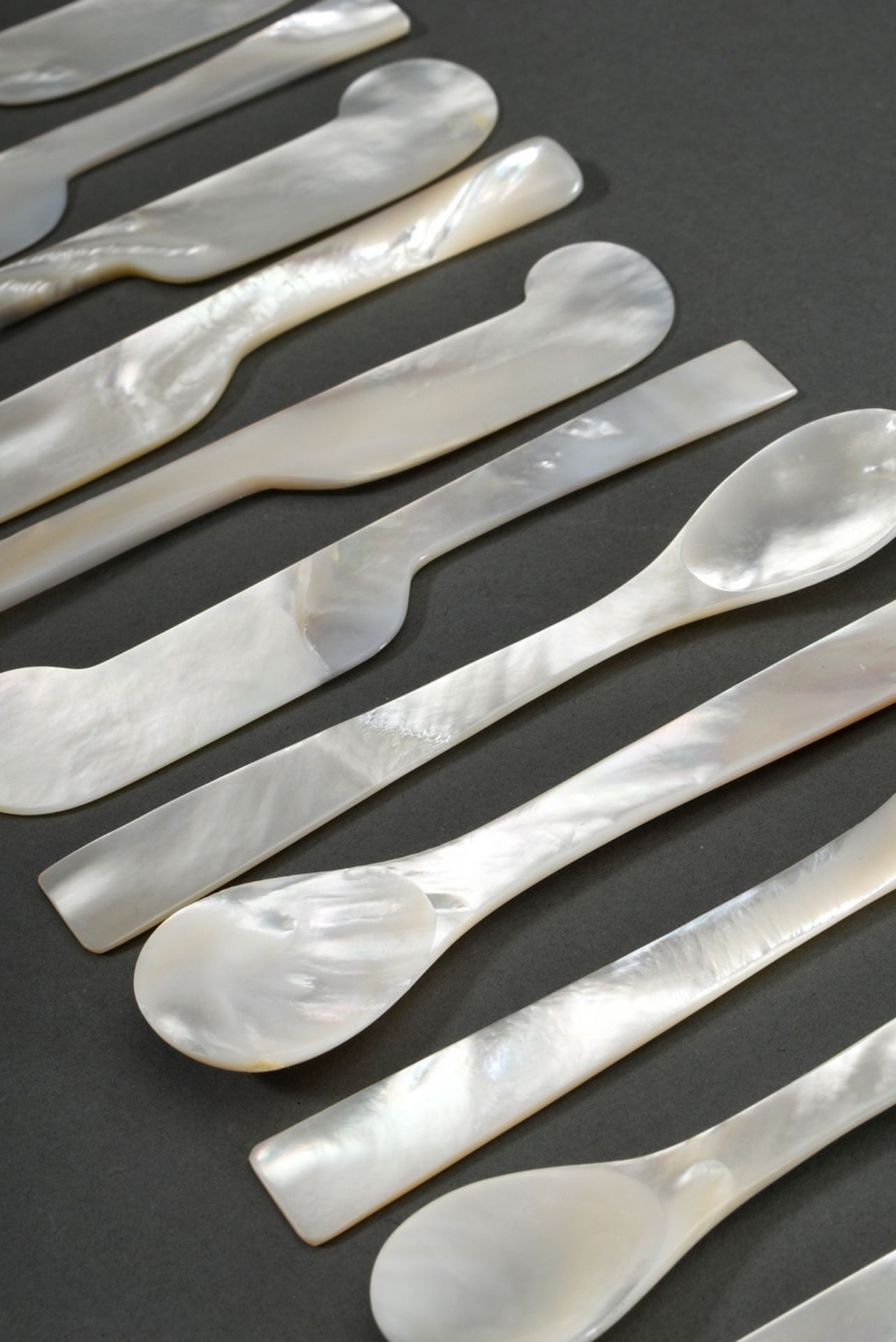 12 pieces mother-of-pearl cutlery: 6 egg spoons and 6 caviar knives, l. 12,5cm, small defects