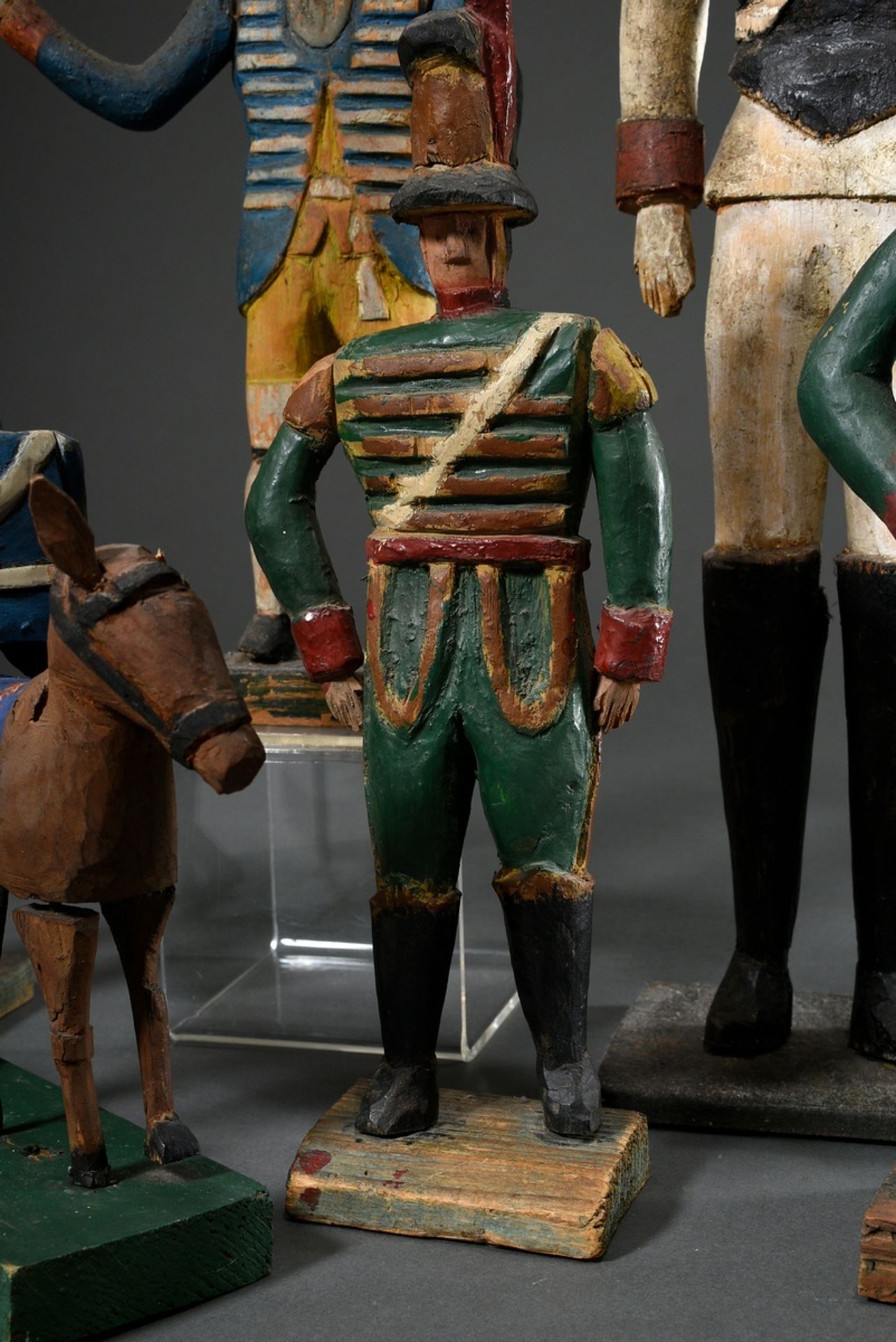 9 Diverse naive Grödner Figuren "Soldaten in verschiedenen Uniformen aus den Napoleonischen Kriegen - Bild 4 aus 13