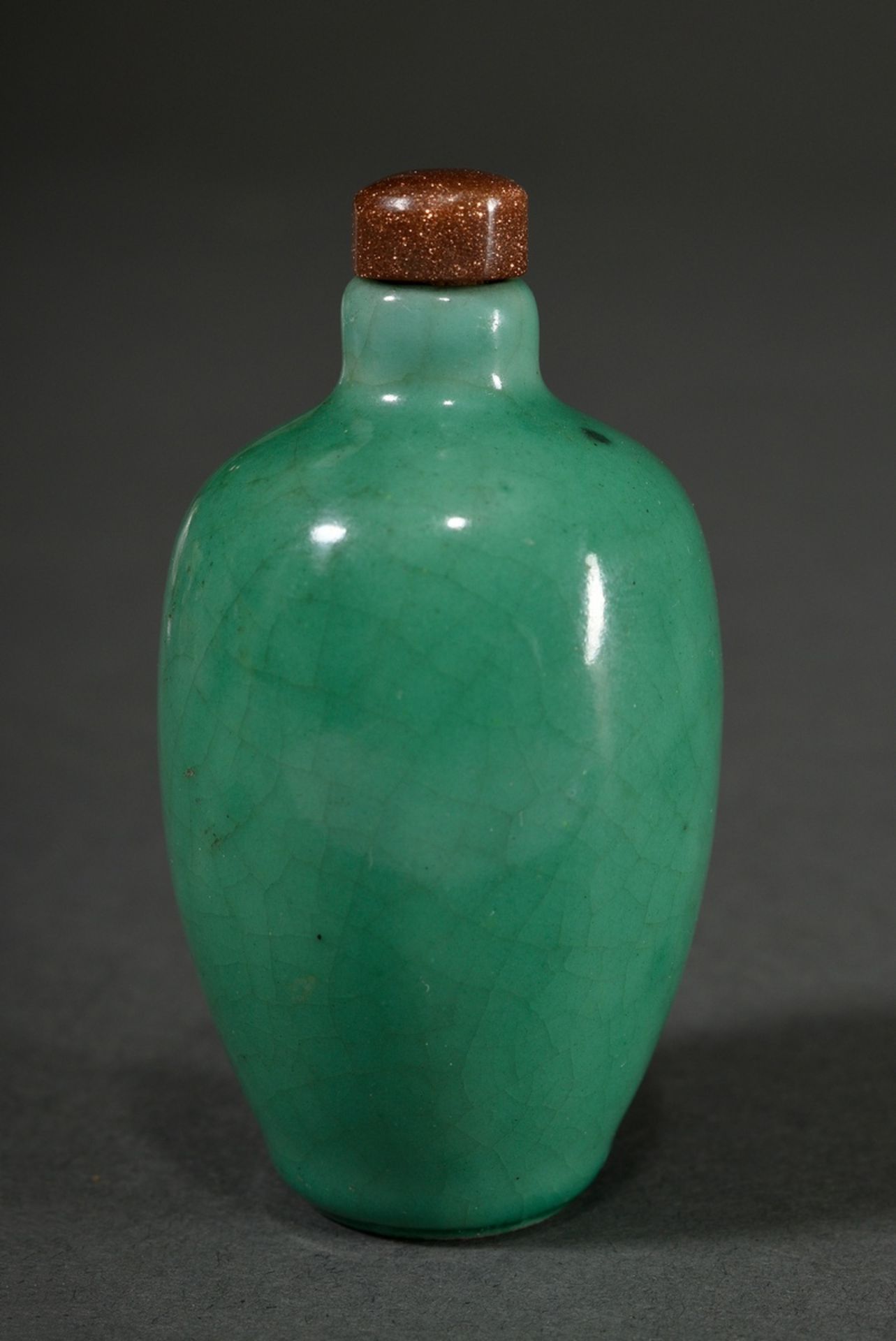 Porcelain snuffbottle with monochrome green glaze, China Qing Dynasty, h. 6,9cm - Image 2 of 4