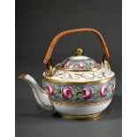 Russische Porzellan Teekanne mit polychromer Malerei "Rosenbordüre", ornamentaler Goldstaffage und