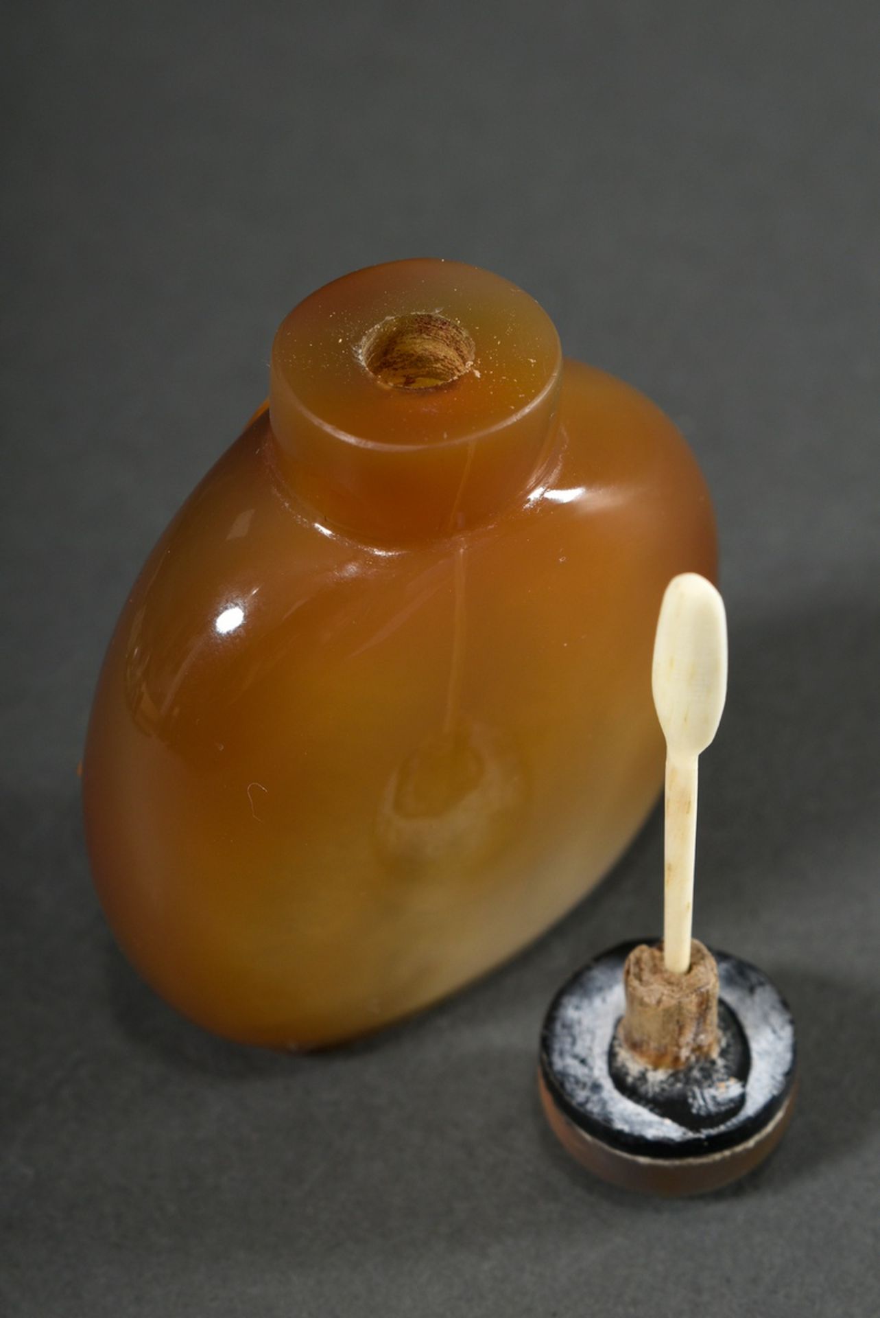 Finely cut chalcedony layer stone snuffbottle "grasshopper and peanuts" in high relief, thin-walled - Image 4 of 4