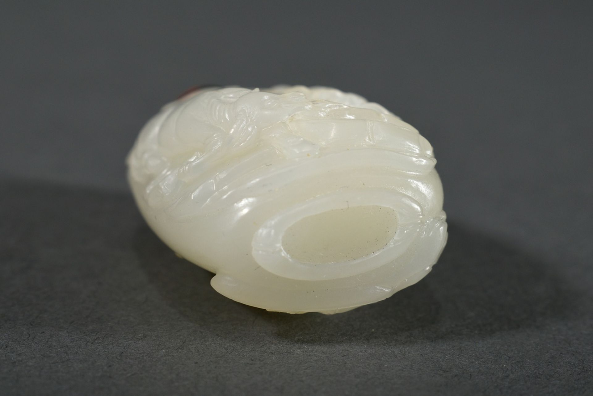 White jade snuffbottle "Children, Pine and Ox", finely cut in high relief, well hollowed, stopper w - Image 4 of 5