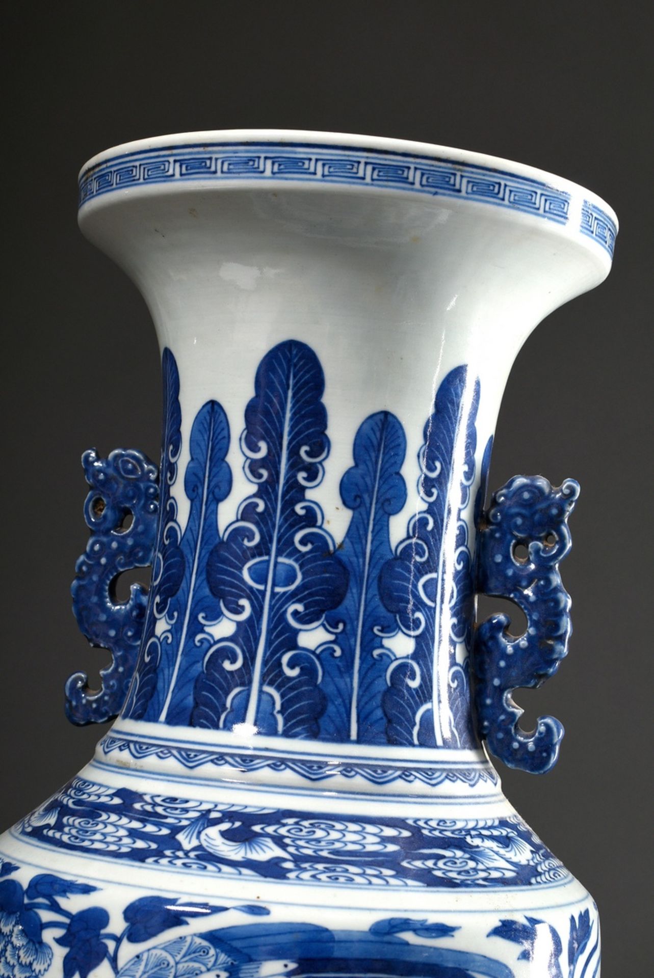 2 Diverse hohe Porzellan Rouleau Vasen mit seitlichen Henkeln in Drachenform und reichem Blaumalere - Bild 6 aus 9