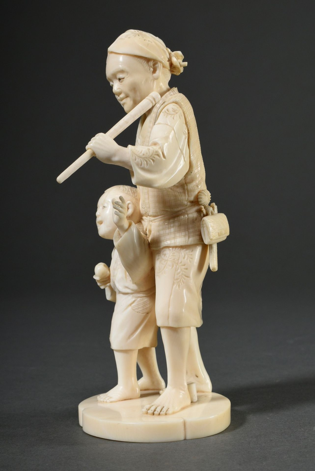 Small ivory okimono "Man with child", sign. Kyosai, Japan Meiji period, h. 15cm, defect at the head - Image 4 of 9