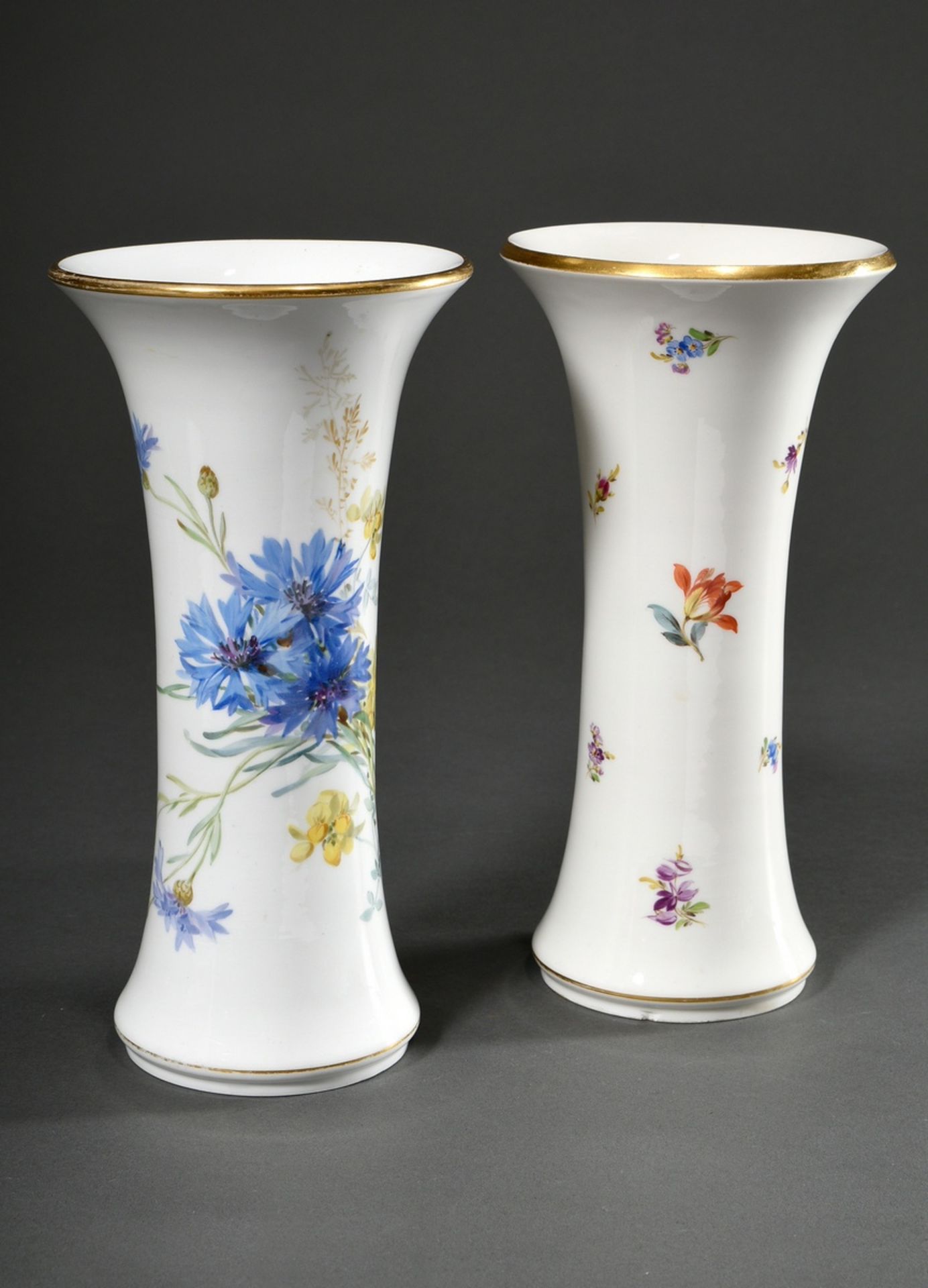 2 Diverse Meissen Stangenvasen mit polychromer Malerei  "Kornblumen mit Schmetterling" und "Streubl