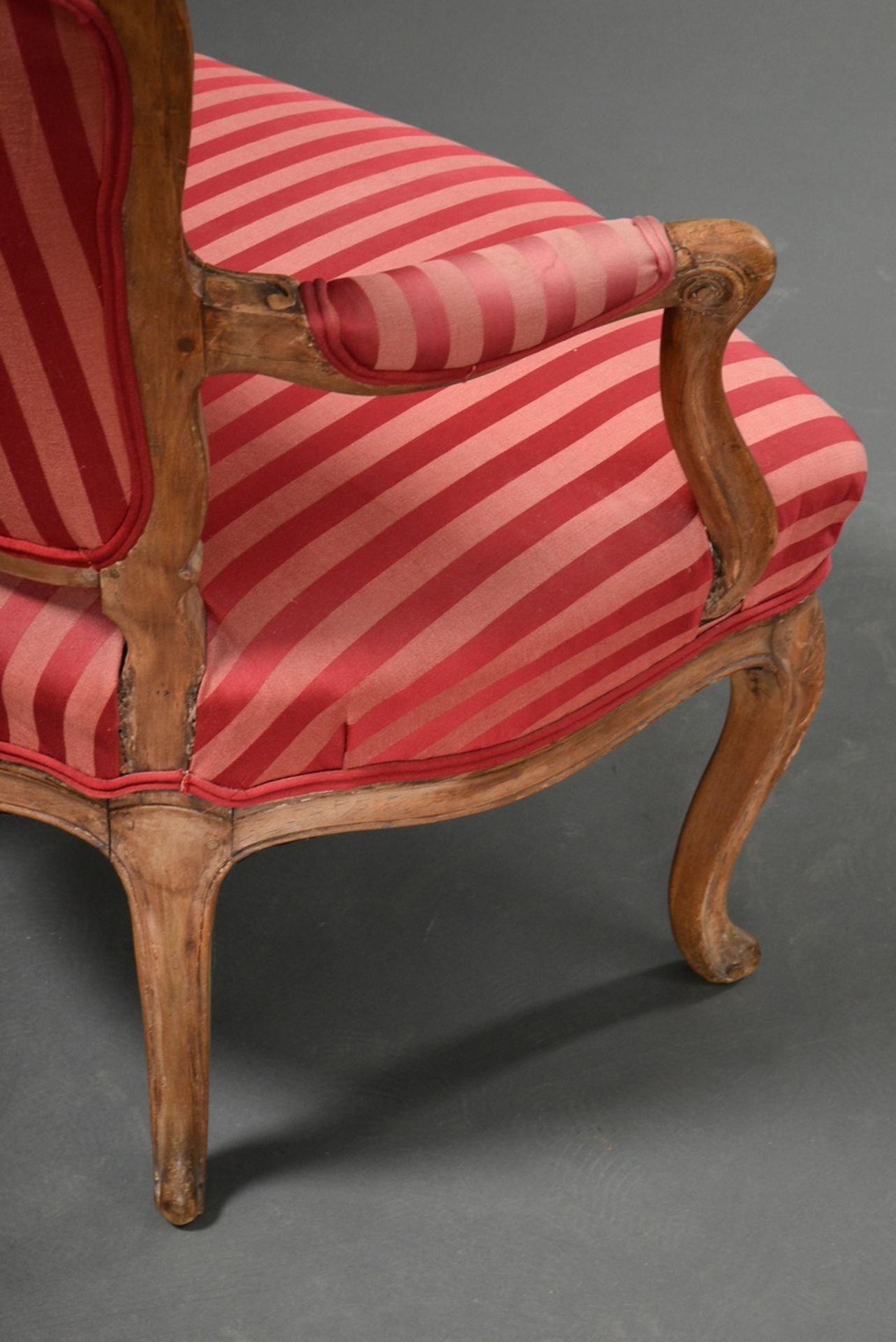 French armchair with curved legs and red striped silk cover, walnut/beech, h. 44/86cm, wood partly  - Image 7 of 7